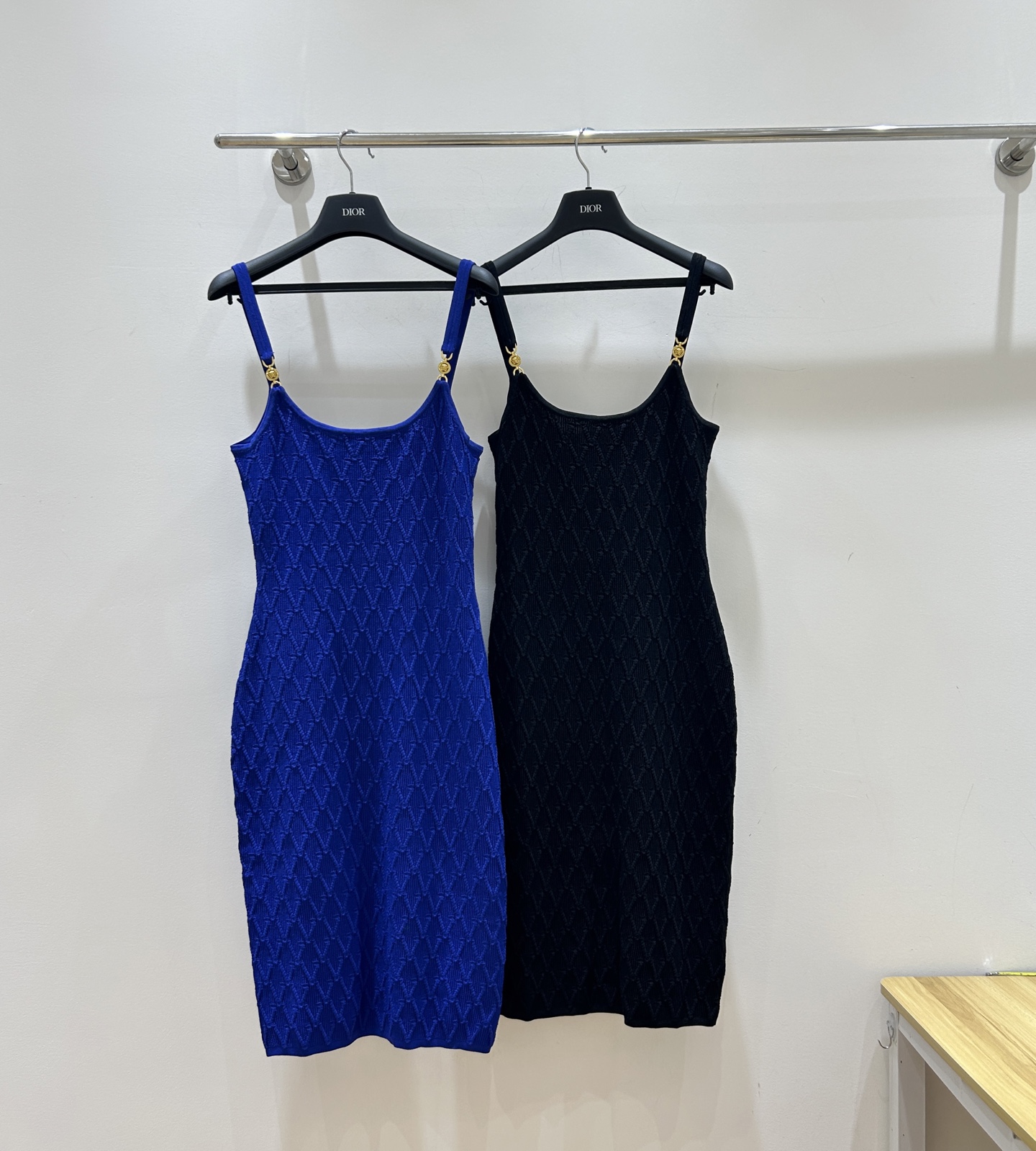 NO:464247,New autumn and winter models are coming!  Versace women's dress made a stunning debut, with a unique V-shaped jacquard design, a slim mid-length style that shows the figure, and a suspender skirt that shows the elegant temperament. It is a must-have for fashion experts!  , versace, skirts,alexander wang19860909秋冬新款来袭！范思哲女装连衣裙惊艳登场,V形提花设计独特,修身中长版型显身材,吊带裙尽显优雅气质,时尚达人必备！,,versace,skirts,alexander wang,Women's clothing