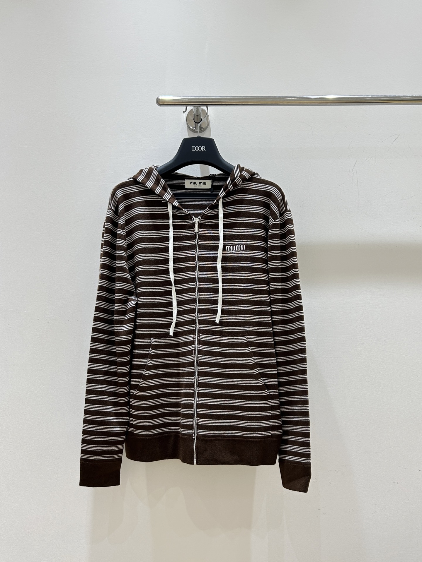 NO:464239,New autumn and winter models are coming!  Miumiu French Academy style sweatshirt, hooded drawstring design, loose striped style, fashion and comfort coexist, and you must not miss it!  Come and buy it and create a new trend!  ,miumiu,hoodie,sweatshirts,hats,alexander wang19860909秋冬新款来袭！miumiu法式学院风卫衣,连帽抽绳设计,条纹宽松版型,时尚与舒适并存,不可错过！快来选购,打造潮流新风尚！,,miumiu,hoodie,sweatshirts,hats,alexander wang,Women's clothing