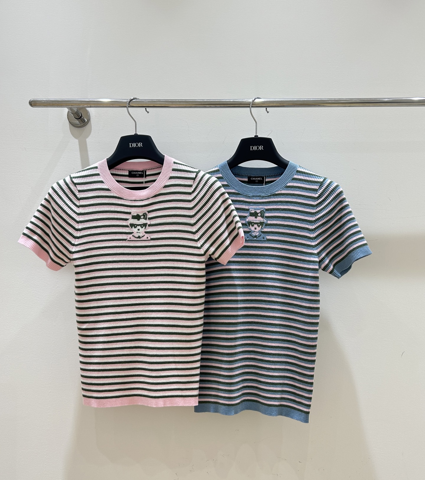 NO:467586,New release!  Chanel small-scented knitted short-sleeved knitted short-sleeved portrait jacquard with color contrasting stripes, the round neck design shows super temperament, slim fit and slim. Don’t miss it when you ship it quickly in stock!  , chanel, chanel, T-shirt, alexander wang19860909上新啦！Chanel香奈儿小香风针织短袖到货.人像提花搭配彩色撞色条纹,圆领设计超显气质,修身版型显瘦,现货速发别错过！,,chanel,chanel,T-shirt,alexander wang,Women's clothing