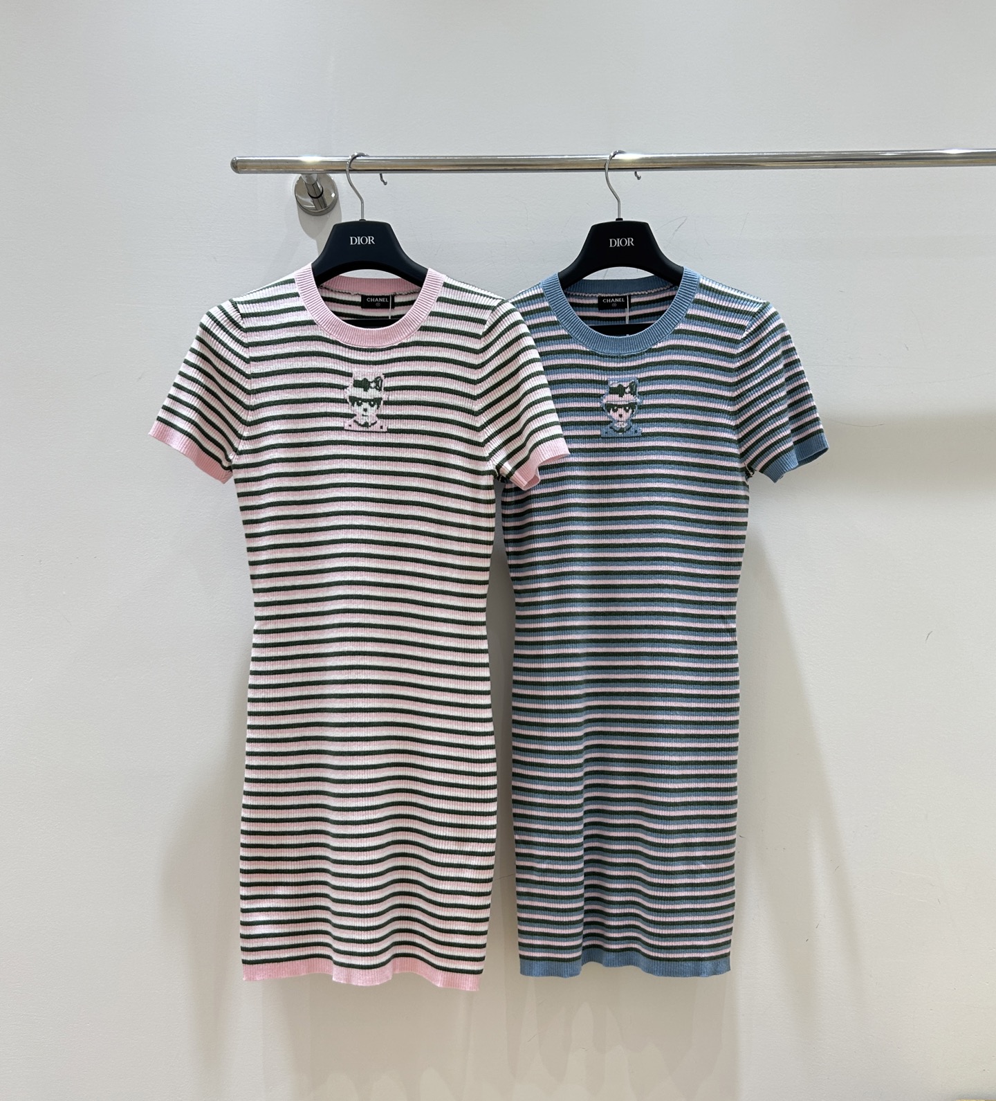 NO:467651,New!  Chanel's little fragrance style is coming, portrait jacquard is paired with colorful contrasting stripes, knitted round neck short-sleeved dress, slim and slim, showing elegance, new styles are fast to grab!  , chanel, chanel, skirts, T-shirt, alexander wang19860909上新！Chanel香奈儿小香风来袭,人像提花搭配彩色撞色条纹,针织圆领短袖连衣裙,修身显瘦,尽显优雅,新款现货速来抢！,,chanel,chanel,skirts,T-shirt,alexander wang,Women's clothing