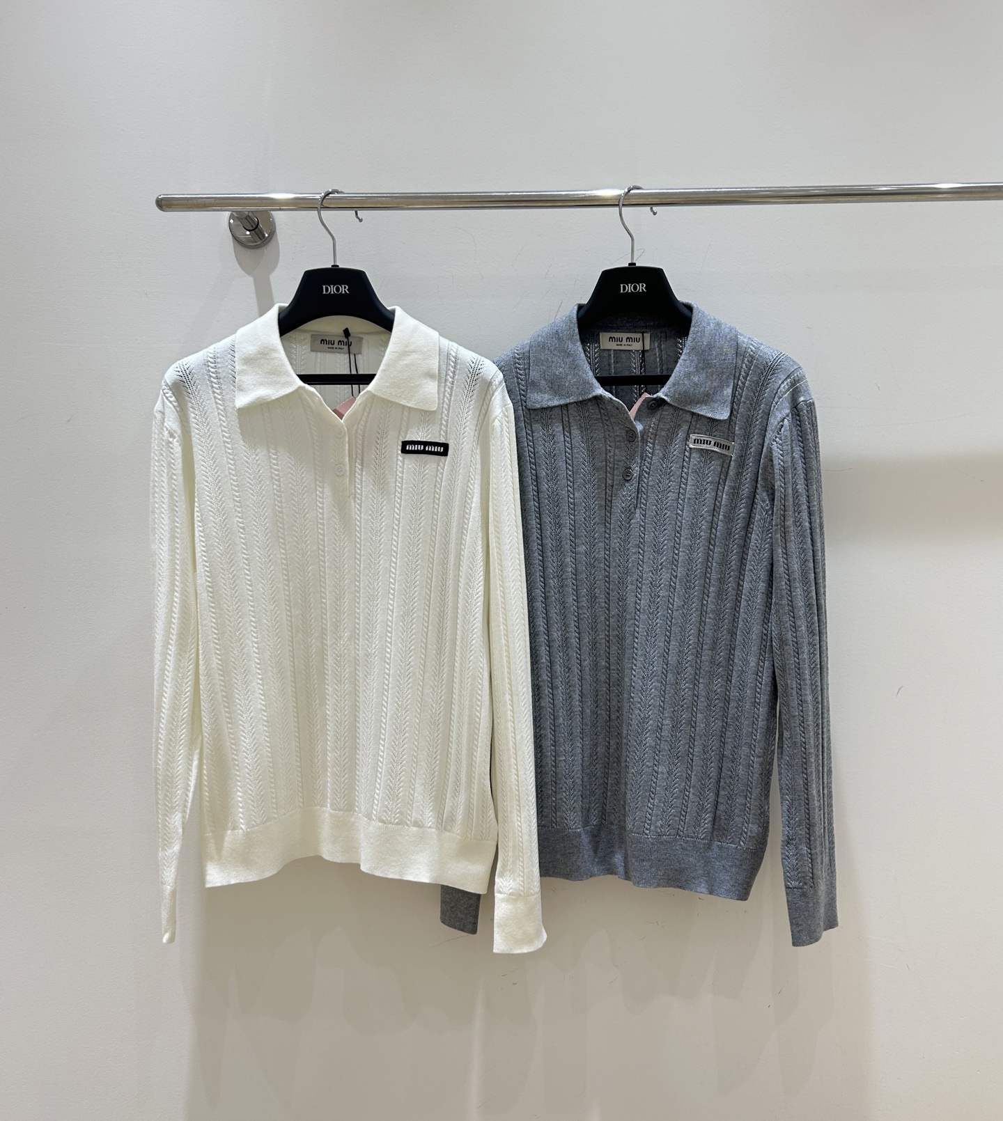 NO:469135,[New model is on sale] Miumiu fashionable alphabet seal splicing, hollowed-out hole design is eye-catching, button lapels show their temperament, knitted half-open chest long-sleeved top, a must-have for summer fashion!  ,miumiu,alexander wang19860909【新款上市】miumiu时髦字母车章拼接,镂空挑孔设计吸睛,纽扣翻领尽显气质,针织半开胸长袖上衣,夏日时髦必备款！,,miumiu,alexander wang,Women's clothing