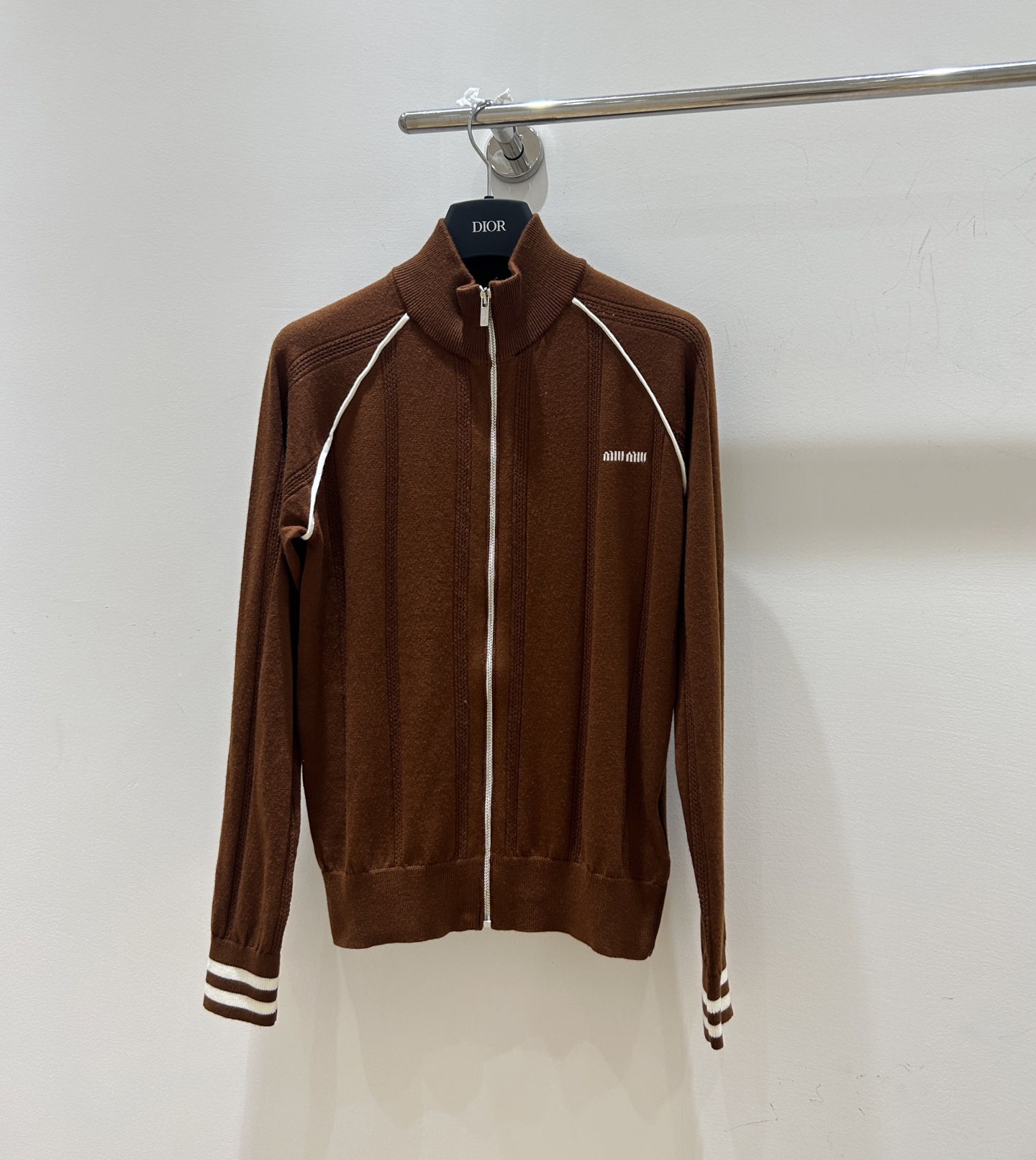 NO:470821,[Miumiu early autumn new style] The letter jacquard style is coming!  College style stand-alone collar zipper knit cardigan, slim-fitting and versatile cut, not picky, early autumn layering artifact, come and get it!  ,miumiu,alexander wang19860909【miumiu早秋新款现货】字母提花美拉德风来袭！学院风立领拉链针织开衫,修身剪裁百搭不挑人,早秋叠穿神器,速来get！,,miumiu,alexander wang,Women's clothing