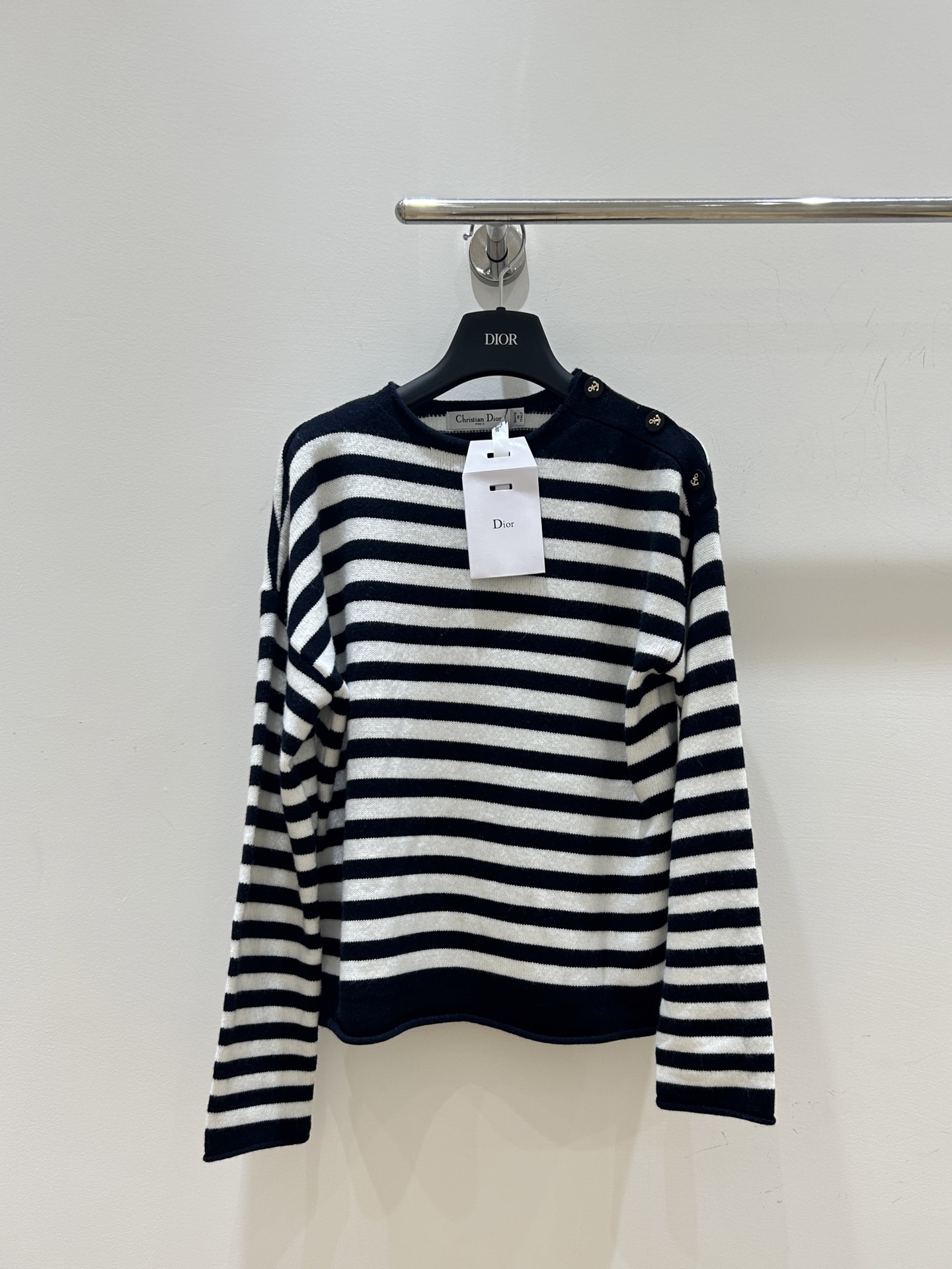 NO:475072,The new Dior model is available! Come and see it, treasures!  Dior has launched a new women's sweater sweater. The navy-style shoulder button design is super eye-catching, round-neck color-blocking stripes, which are fashionable and versatile. Come and watch quickly!  ,dior,dior,sweaters,alexander wang19860909迪奥新款上新!宝子们看过来！Dior迪奥推出新款女士针织衫毛衣,海军风肩扣设计超吸睛,圆领拼色条纹,时尚又百搭,速来围观！,,dior,dior,sweaters,alexander wang,Women's clothing