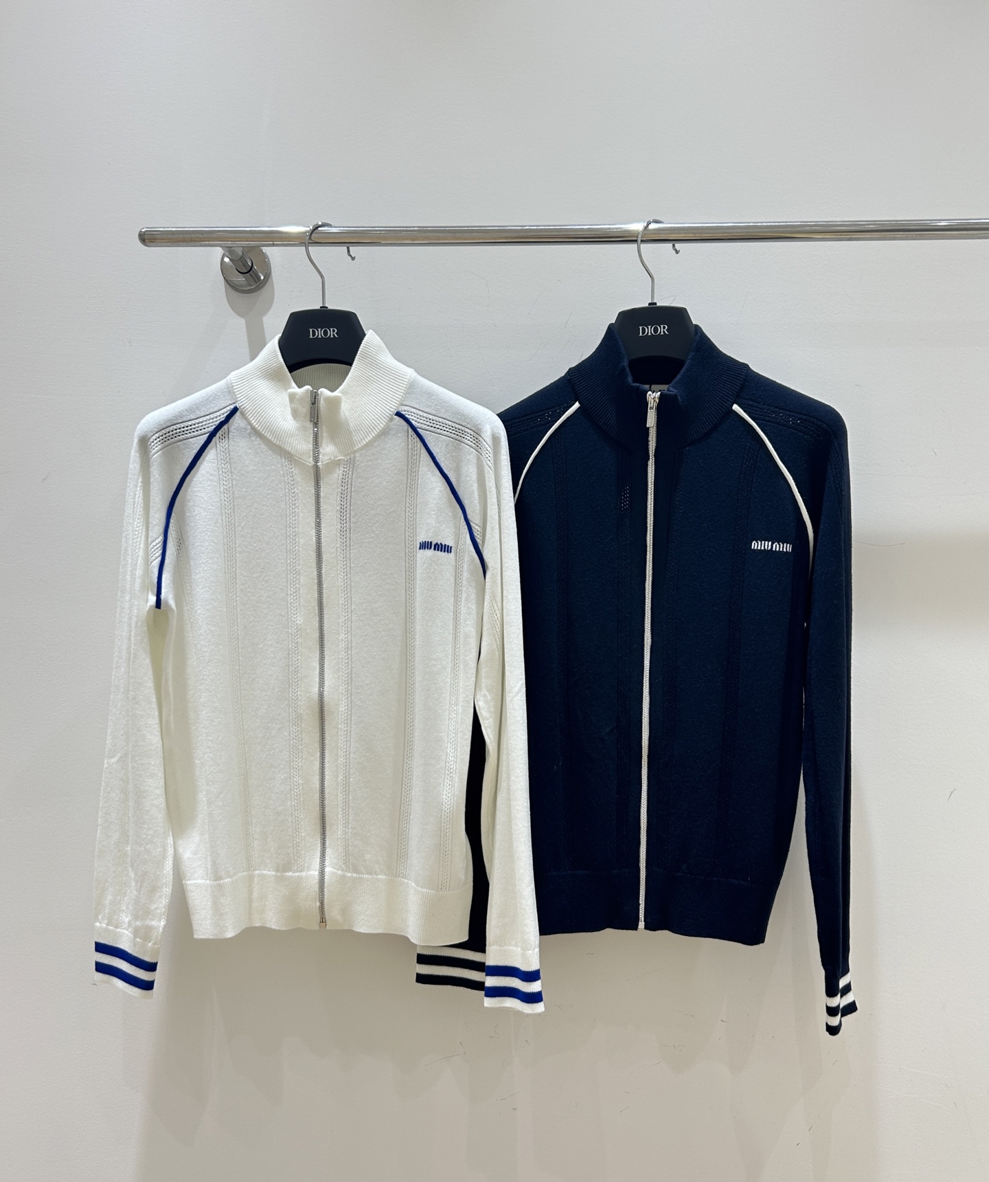 NO:475067,[Miumiu early autumn new style] The letter jacquard sporty style is coming!  College style stand-alone collar zipper knit cardigan, slim-fitting and versatile cut, not picky, early autumn layering artifact, come and get it!  ,miumiu,alexander wang19860909【miumiu早秋新款现货】字母提花运动风来袭！学院风立领拉链针织开衫,修身剪裁百搭不挑人,早秋叠穿神器,速来get！,,miumiu,alexander wang,Women's clothing