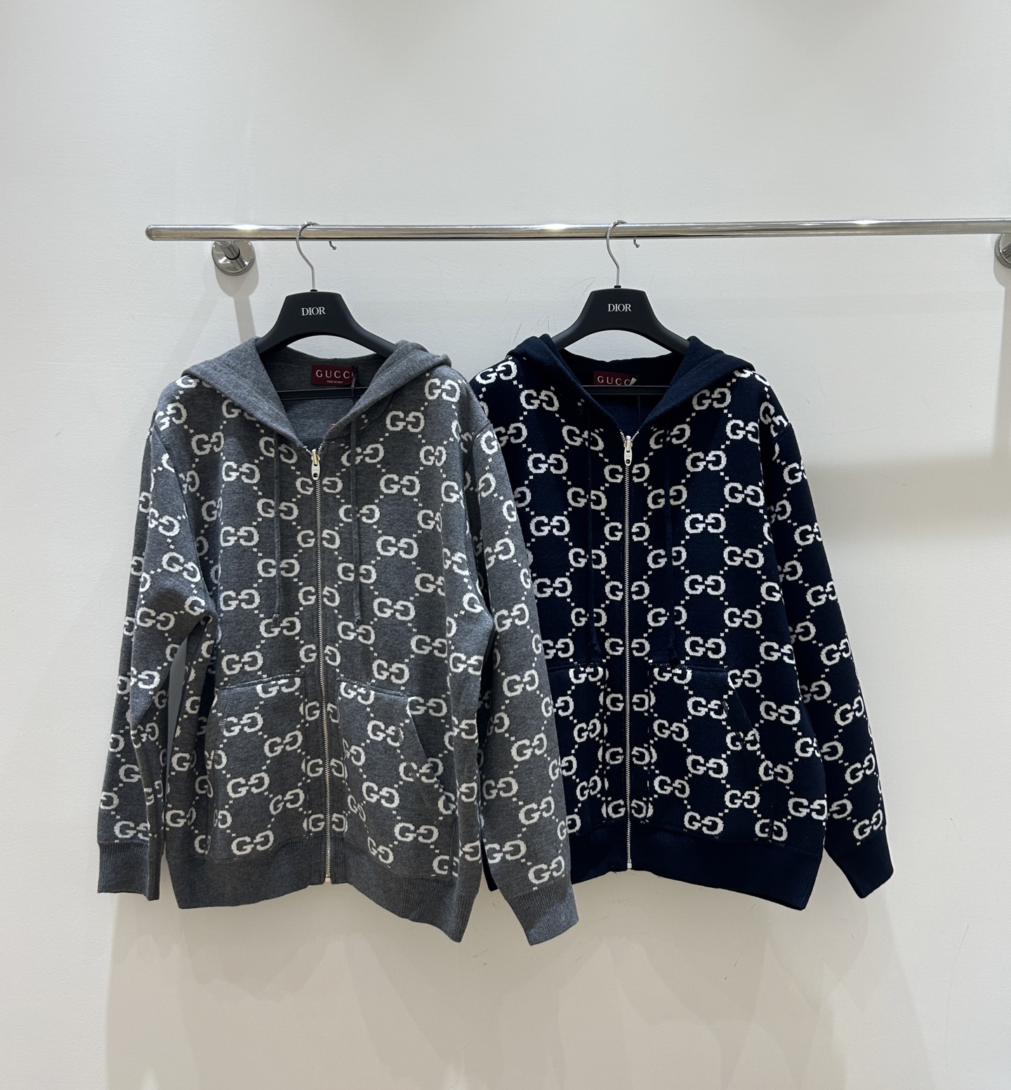 NO:475104,New autumn and winter models are coming!  Gucci's knitted cardigan is super amazing, with a hooded zipper design and a full of letters. It is super practical to wear on both sides, wool material, the same style as men and women, and the casual and loose ones are super easy to match!  ,gucci,gucci,hats,alexander wang19860909秋冬新款来袭！Gucci古驰这款针织开衫超绝,连帽拉链设计,满身字母提花超有范.双面穿超实用,羊毛材质,男女同款,休闲宽松超好搭！,,gucci,gucci,hats,alexander wang,Women's clothing