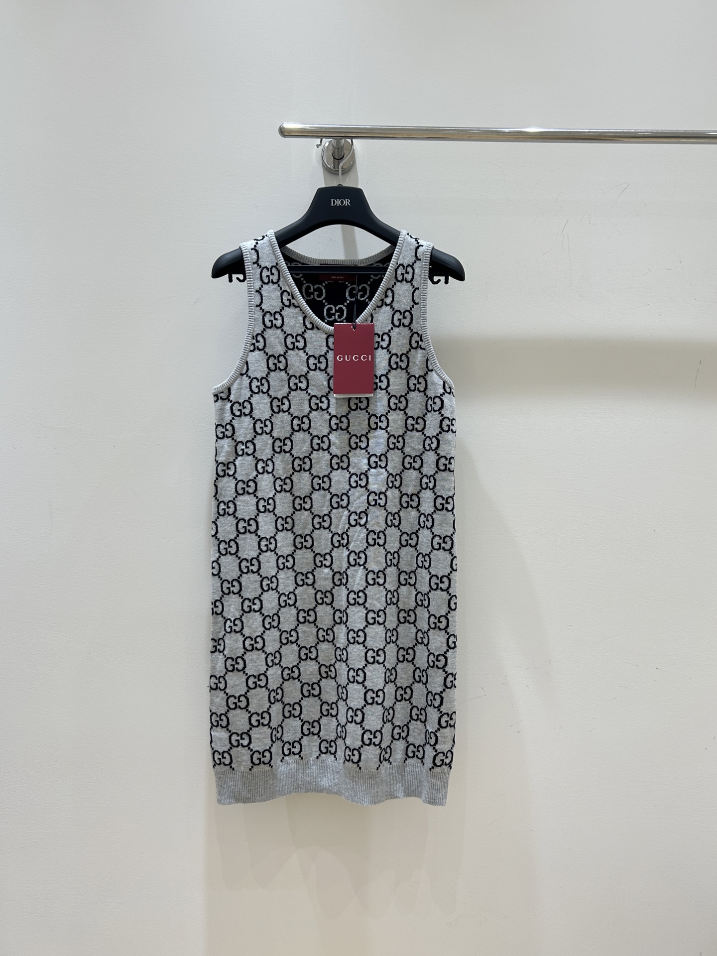 NO:475100,New autumn and winter models are coming!  Gucci's knitted vest mini dress is amazing!  The letters are full of jacquard, the double-sided design is super practical, the wool material is slim and slim, showing the temperament and celebrity style!  ,gucci,gucci,skirts,alexander wang19860909秋冬新款来袭！Gucci古驰这款针织背心迷你连衣裙绝了！满身字母提花超有范儿,双面穿设计超实用,羊毛材质,修身显瘦,尽显气质名媛风！,,gucci,gucci,skirts,alexander wang,Women's clothing