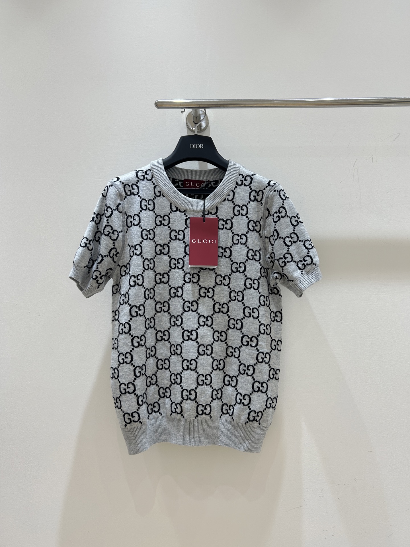 NO:475096,New autumn and winter models are coming, and Gucci is coming in new autumn and winter!  This knitted round neck short sleeve, full of letters, is super eye-catching. It is designed with double-sided design, practical and fashionable. It is made of wool, slim and slim, showing the temperament of a celebrity, come quickly!  ,gucci,gucci,T-shirt,alexander wang19860909秋冬新款来袭宝子们,Gucci古驰秋冬上新啦！这款针织圆领短袖,满身字母提花超吸睛.双面穿设计,实用又时尚.羊毛材质,修身显瘦,尽显名媛气质,速来！,,gucci,gucci,T-shirt,alexander wang,Women's clothing