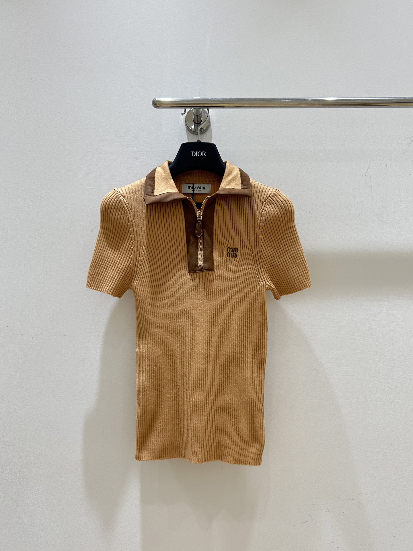 NO:475092,Miumiu new model is coming!  The new favorite of autumn fashion, miumiu letter embroidered sweater. French simple wind pit strip design, slim and slim and super stylish. Contrasting color splicing lapels, zippered short-sleeved design, and the temperament is hard to grasp!  SML spot supply.,miumiu,T-shirt,alexander wang19860909miumiu新款来袭！秋季时尚新宠,miumiu字母刺绣针织衫.法式简约风坑条设计,修身显瘦超有型.撞色拼接翻领,拉链短袖设计,气质这块狠狠拿捏！SML现货供应.,,miumiu,T-shirt,alexander wang,Women's clothing