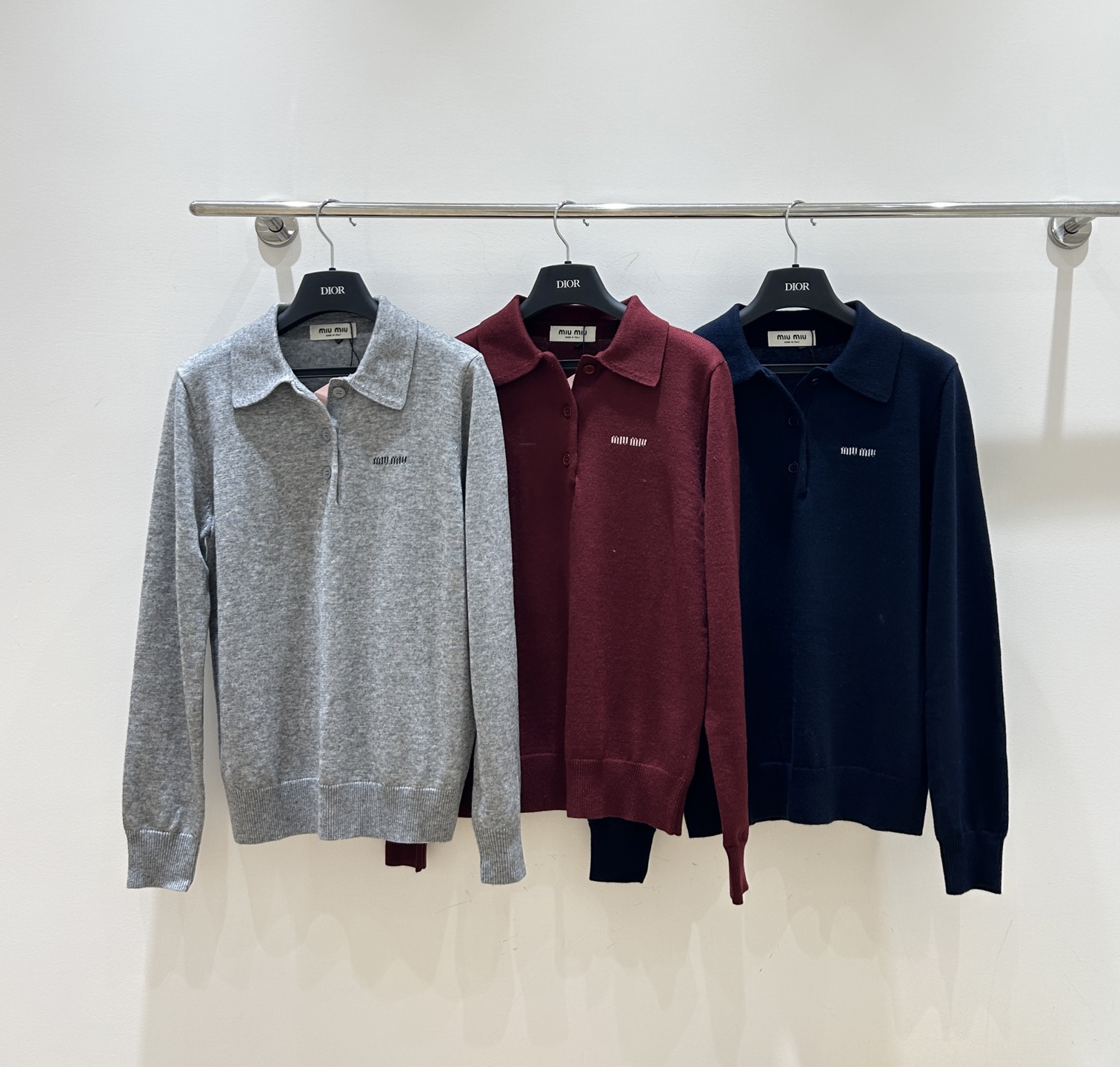 NO:475088,New autumn and winter models are available!  This miumiu letter jacquard sweater is amazing!  The half-open chest lapel is paired with buttons and long-sleeved design, showing a college-reducing style, and instantly becomes a young and beautiful girl when worn!  Three colors and three codes are available in stock!,,miumiu,alexander wang19860909秋冬新款上新啦！这款 miumiu字母提花针织衫超赞！半开胸翻领配纽扣,长袖设计,尽显减龄学院风,穿上秒变青春美少女！三色三码现货供应!,,miumiu,alexander wang,Women's clothing