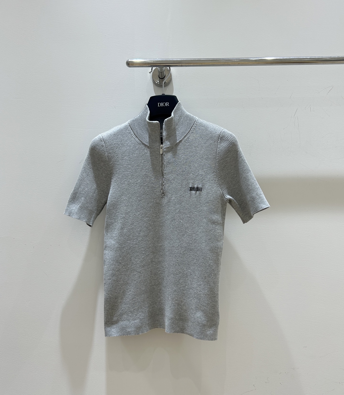 NO:475084,Fashionable new styles are available in stock!  The miumiu style is coming to the treasures, this miumiu style fashionable letter printed half-high neck knitted short sleeves are amazing!  The slim fit style is super slim, the semi-zipper design is very special, versatile and fashionable, and it is in stock!  ,miumiu,T-shirt,alexander wang19860909时髦新款现货供应！miumiu风来袭宝子们,这款miumiu风时髦字母印花半高领针织短袖绝了！修身版型超显瘦,半拉链设计很特别,百搭又时尚,现货冲！,,miumiu,T-shirt,alexander wang,Women's clothing