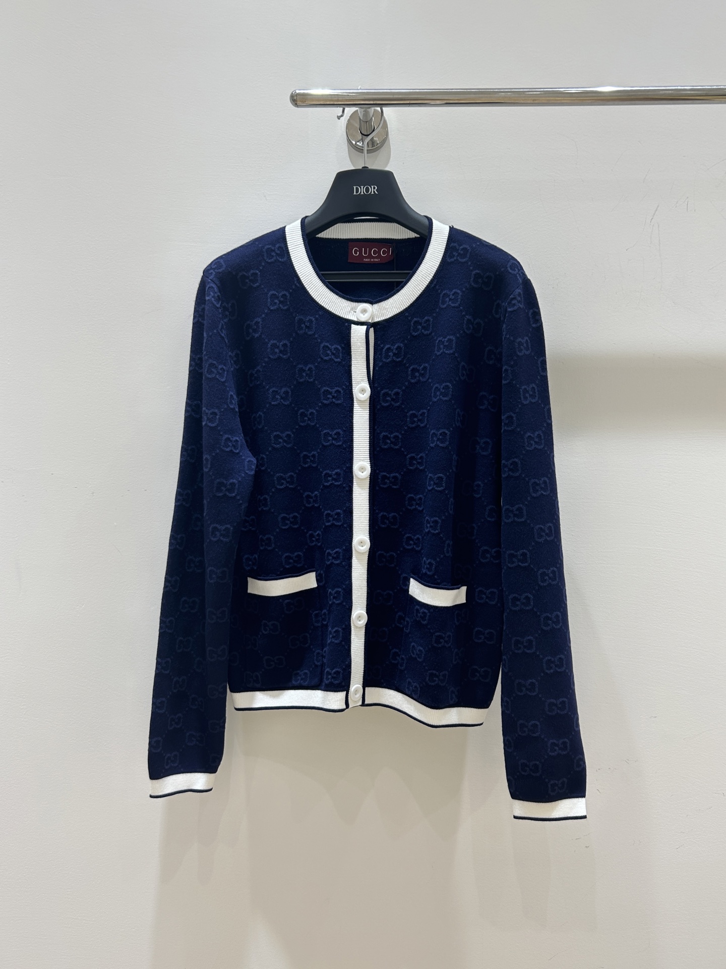 NO:478542,New autumn and winter models are coming!  Gucci's Jacquard presbyterian cardigan jacket is so amazing. The loose style is super slim, the color-blocking design shows the temperament, the knitted sweater has the first-class texture, and the spot is waiting for you!  ,gucci,gucci,jackets & coats,sweaters,alexander wang19860909秋冬新款来袭！Gucci古驰这款满身字母提花老花开衫外套太绝啦.宽松版型超显瘦,拼色设计尽显气质,针织毛衣质感一流,现货等你来！,,gucci,gucci,jackets & coats,sweaters,alexander wang,Women's clothing