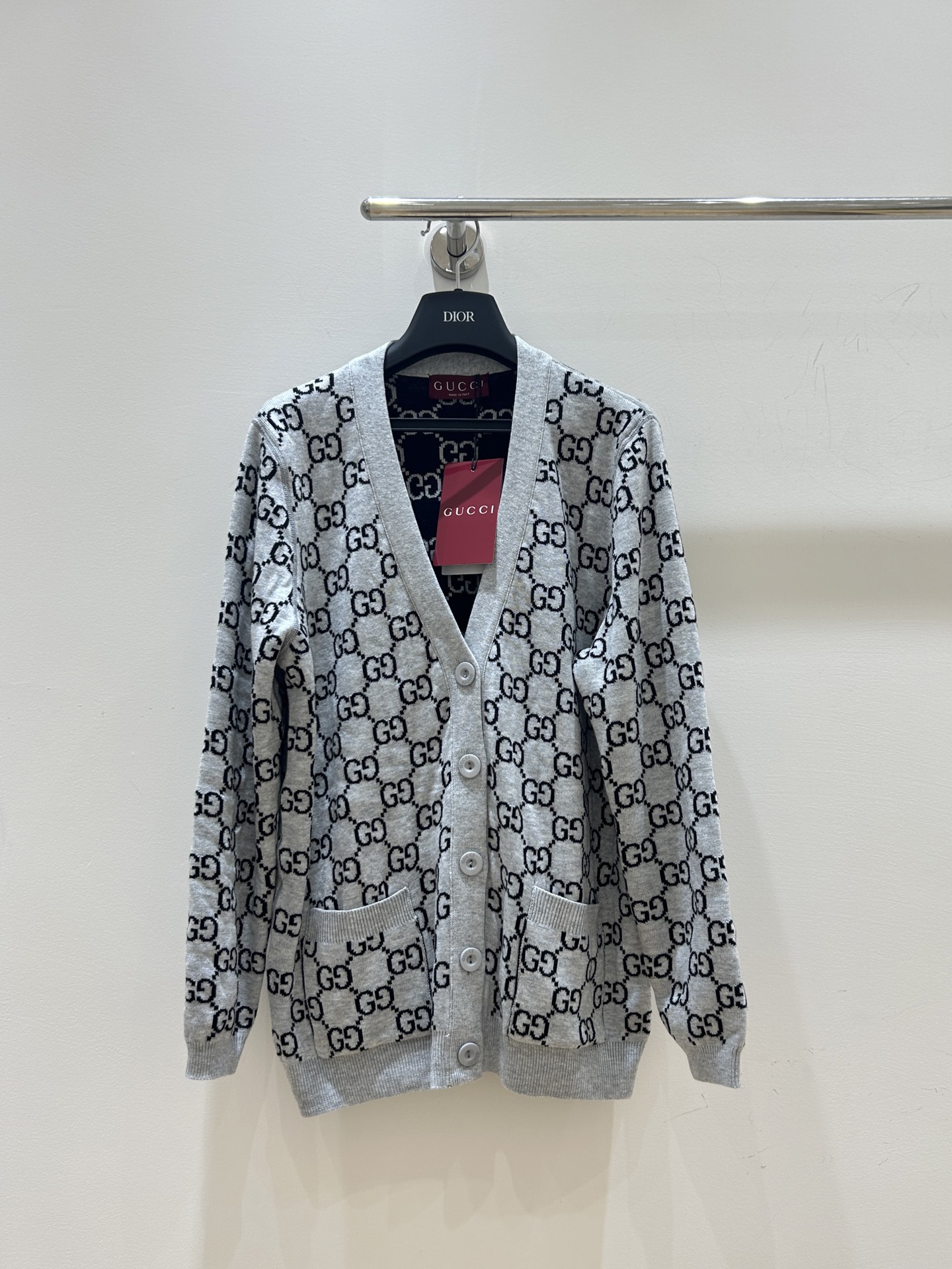 NO:478536,New autumn and winter models are coming in stock!  Gucci's knitted cardigan for women is so amazing, with a full body of letters, a presbyopia design, double-sided wear, V-neck single-breasted off-shoulder style, fashionable and versatile!  ,gucci,gucci,alexander wang19860909秋冬新款现货来袭！Gucci古驰这款女士针织开衫太绝啦,满身字母提花老花设计,双面穿超实用,V领单排扣落肩款,时尚又百搭！,,gucci,gucci,alexander wang,Women's clothing