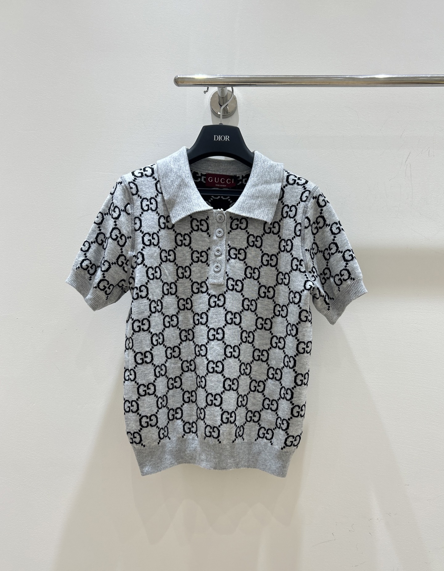 NO:478530,New models are coming!  Gucci is full of letters, jacquard, double-sided, polo knitted short-sleeved sleeves, and the presbyopia style is super eye-catching. It is uniquely designed, and can be worn on both sides, and it is fashionable and versatile. It is delivered in seconds in stock, so grab it quickly!  ,gucci,gucci,T-shirt,alexander wang19860909新款来袭！Gucci古驰满身字母提花双面穿polo针织短袖,老花风格超吸睛.独特设计,两面皆可穿,时尚百搭.现货秒发,速来抢！,,gucci,gucci,T-shirt,alexander wang,Women's clothing