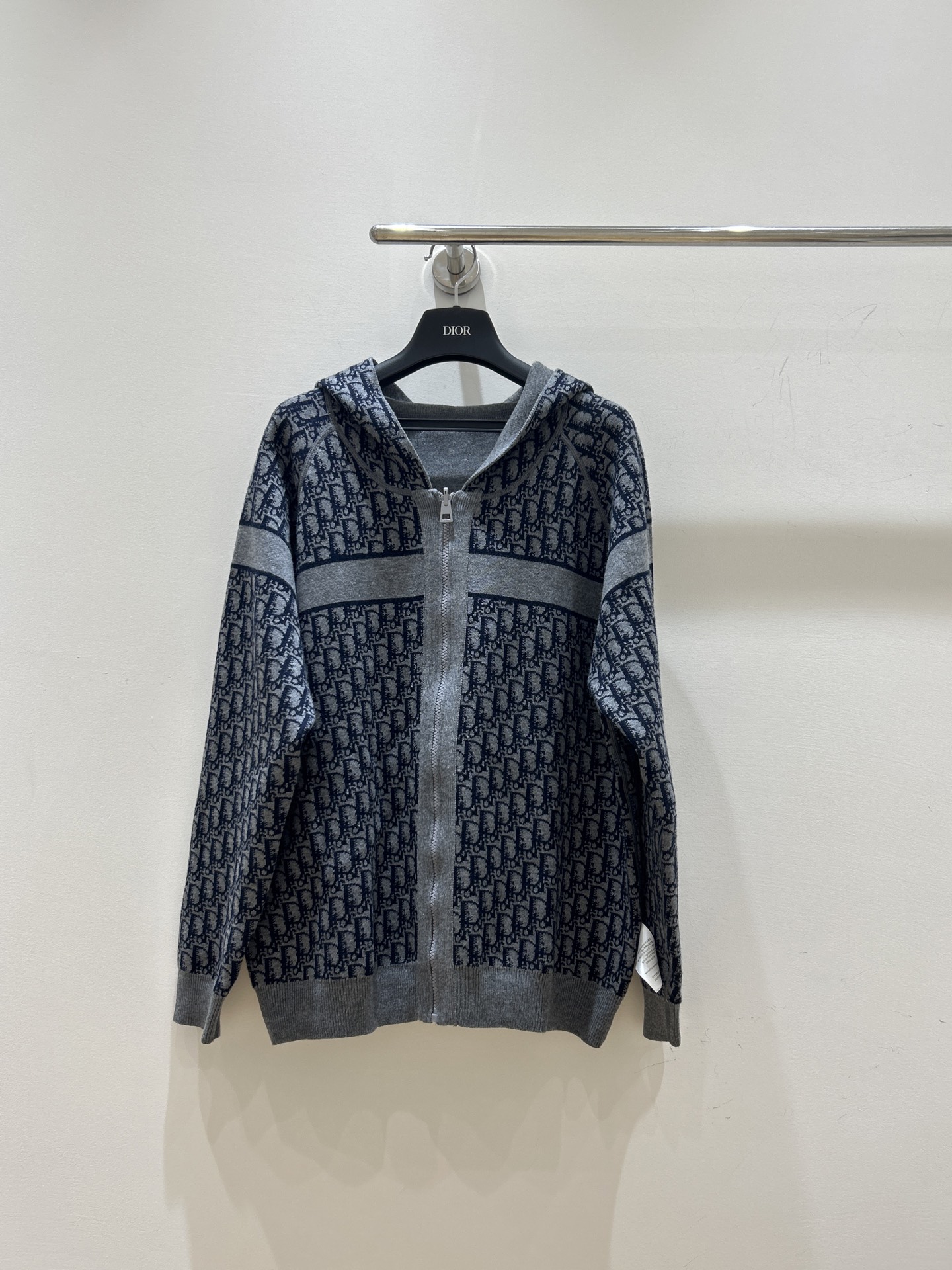 NO:481384,New autumn and winter models are coming!  Dior's hooded knitted cardigan is so amazing, the design is super practical on both sides. Classic presbyterian letters are full of retro charm, and a must-have for fashion experts!  ,dior,dior,hats,alexander wang19860909秋冬新款来袭！Dior迪奥这款连帽针织开衫太绝啦,两面穿设计超实用.经典老花字母提花,复古韵味拉满,时尚达人必备！,,dior,dior,hats,alexander wang,Women's clothing