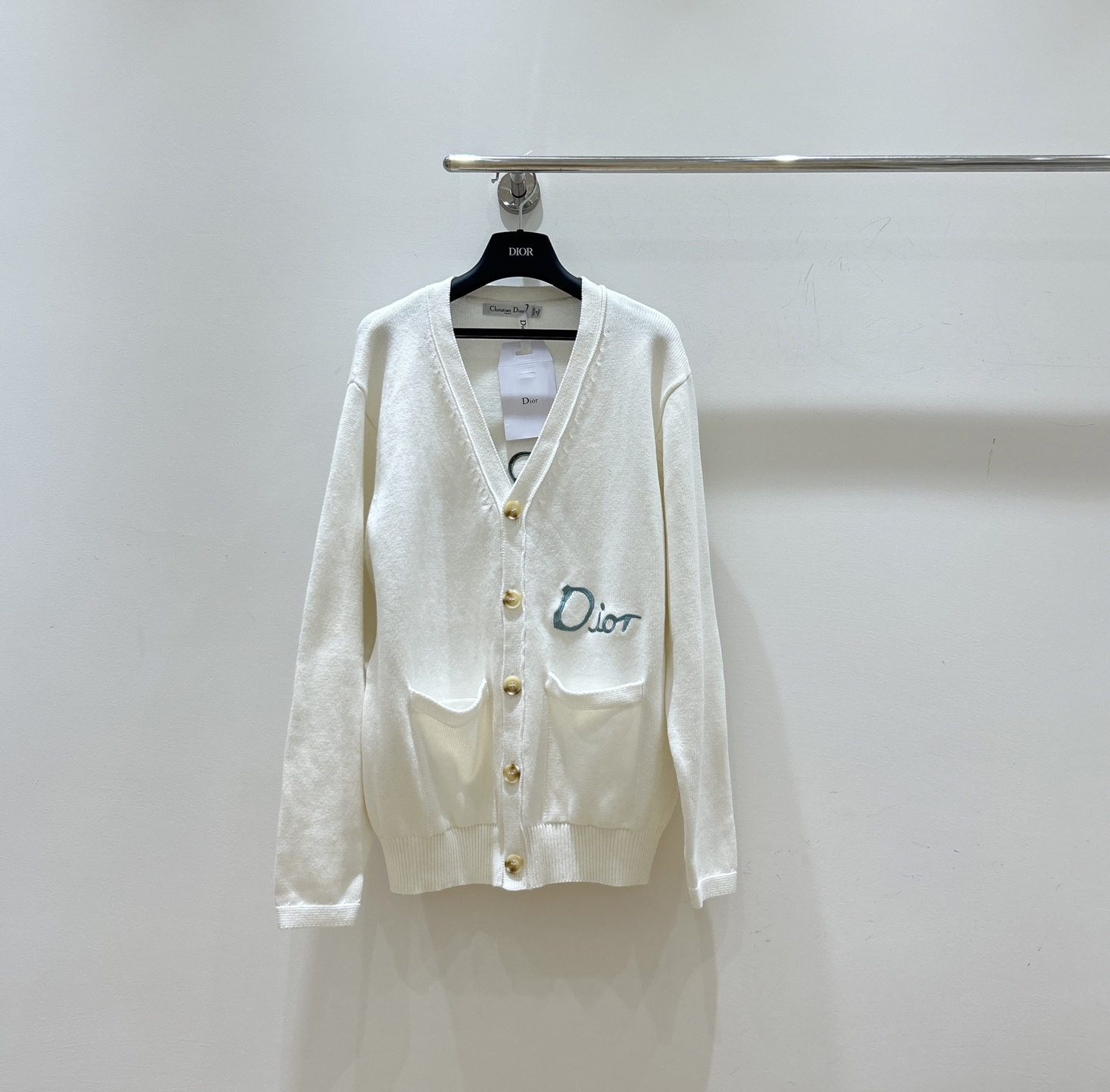 NO:481376,The new favorites in autumn and winter are here!  Dior letter embroidered knitted sweater, the same style as men and women, is super versatile. V-neck cardigan design, fashionable and high-end, simple and trendy, and easily wears a big brand style!  ,dior,dior,sweaters,alexander wang19860909秋冬新宠来啦！Dior迪奥字母刺绣针织毛衣,男女同款超百搭.v领开衫设计,时尚又显高端,简约潮流风,轻松穿出大牌范儿！,,dior,dior,sweaters,alexander wang,Women's clothing