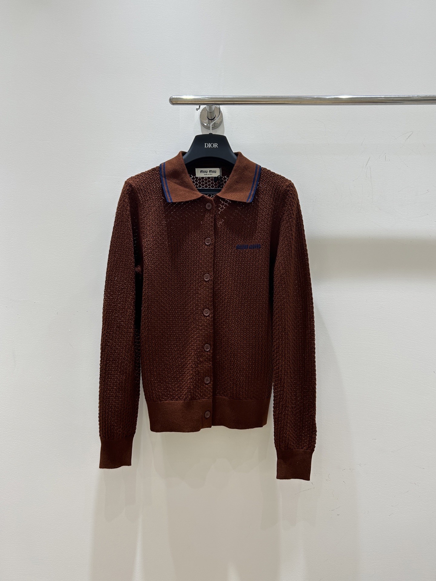 NO:481368,[New styles are available in stock] Miumiu letter jacquard hollow Polo collar knitted cardigan, full of retro charm!  Old Qian style design, exquisite jacquard craftsmanship, hollow details show elegance. Female charm, instantly displayed!  ,miumiu,alexander wang19860909【新款现货供应】Miumiu字母提花镂空Polo领针织开衫,复古韵味拉满！老钱风设计,精致提花工艺,镂空细节尽显优雅.女性魅力,一穿即现！,,miumiu,alexander wang,Women's clothing