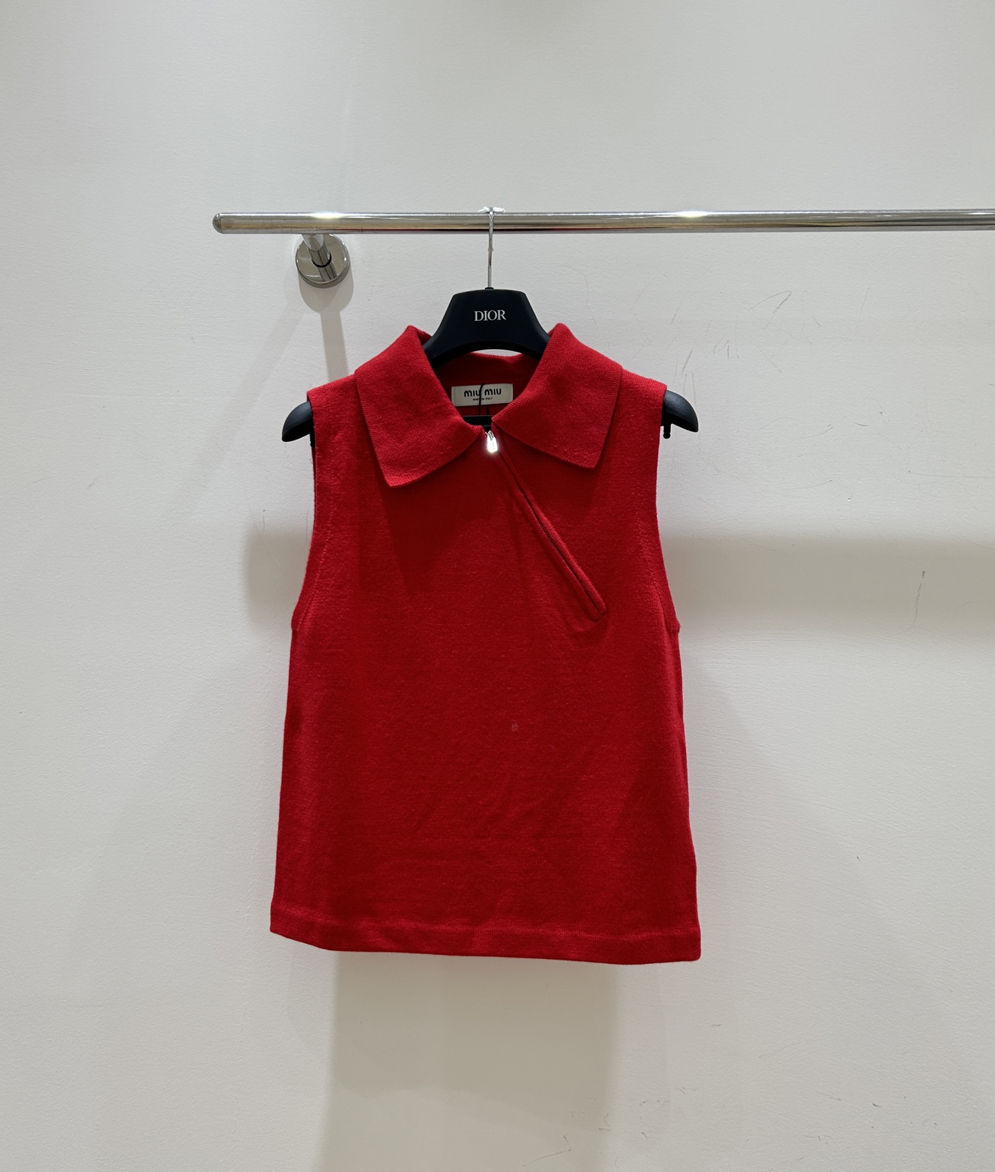 NO:508580,Miu Miu family!  Special counter model!  Neck letter logo pattern jacquard sleeveless oblique zipper lapel vest!  Complete three standards!  Three colors!  S/M/L, shipped in stock!  (M size bust 82 length 54), miumiu, alexander wang19860909Miu缪家！专柜款！领口字母logo图案提花无袖斜拉链翻领背心！三标齐全！三色！码数S/M/L,现货发！(M码胸围82衣长54),,miumiu,alexander wang,Women's clothing