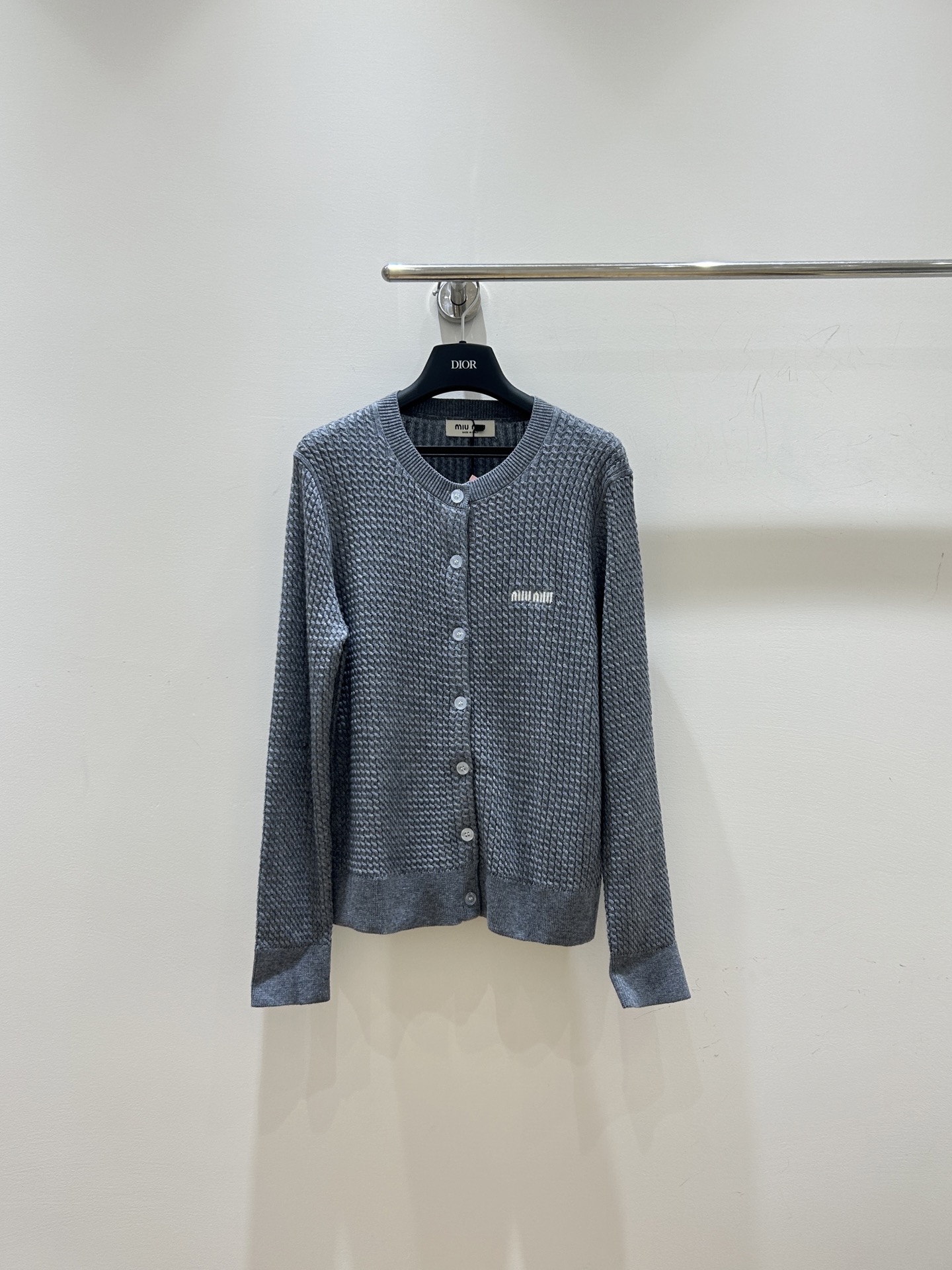 NO:506990,MIUMI 25 autumn and winter new style, twisted rope letter embroidered knitted cardigan, unique and fashionable, showing personal charm, light and breathable. SML,,miumiu,alexander wang19860909MIUMI 25秋冬新款 麻花扭绳字母刺绣针织开衫,独特时尚,尽显个性魅力,轻盈透气 码数sml,,miumiu,alexander wang,Women's clothing