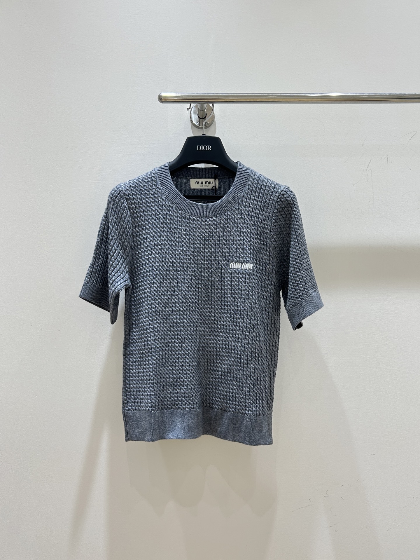 NO:492480,[New products on the market in spring and summer] Miumiu twisted rope short sleeves are coming!  Round neck design, jacquard embellishment of letters, simple and fashionable, short-sleeved tailoring, refreshing and breathable, a must-have trendy product!  ,miumiu,T-shirt,alexander wang19860909【春夏新品上市】miumiu麻花扭绳短袖来袭！圆领设计,字母提花点缀,简约时尚,短袖剪裁,清爽透气,必备潮品！,,miumiu,T-shirt,alexander wang,Women's clothing