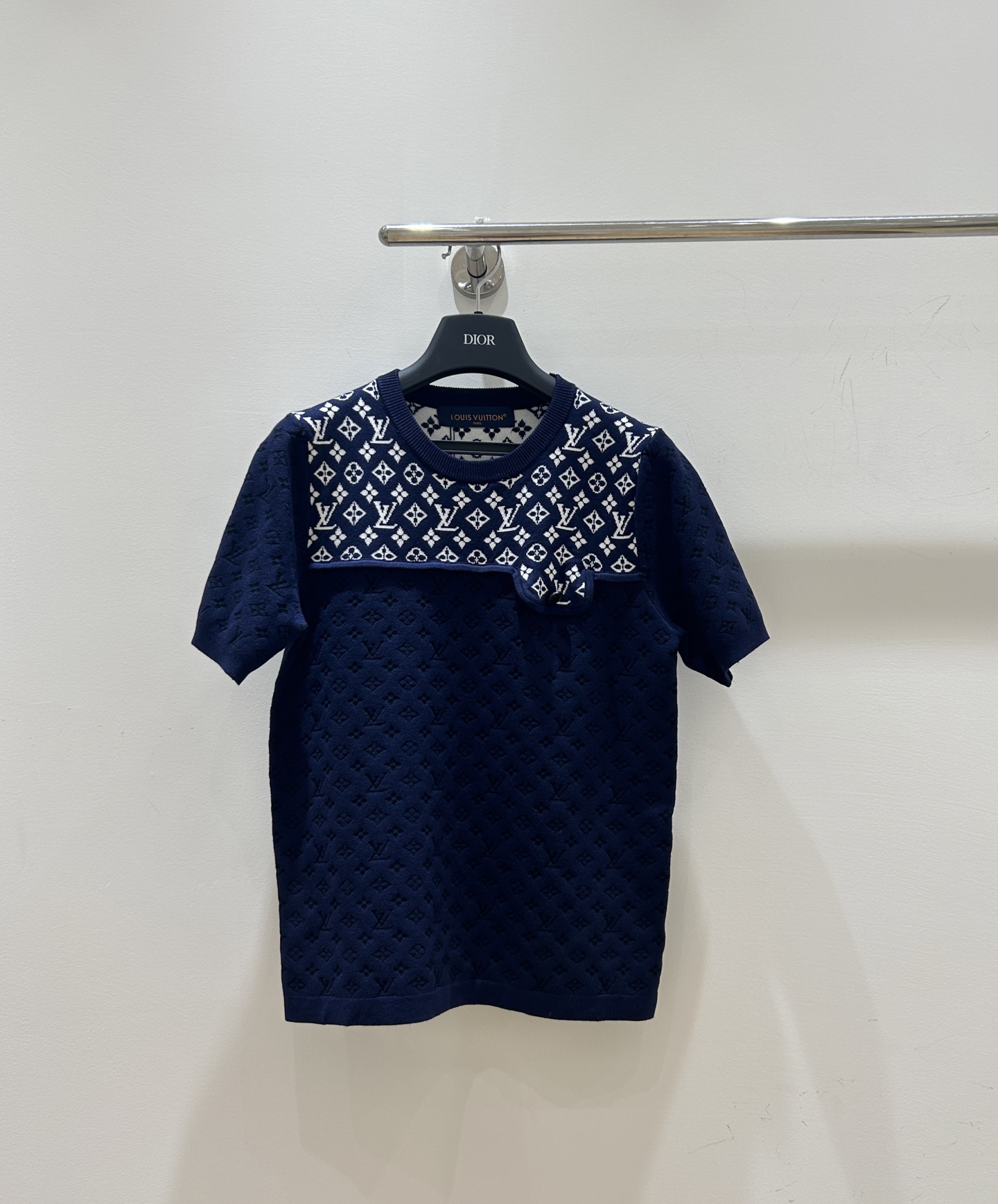 NO:508592,LvDonkey House!  Special counter model!  Classic letter logo presbyterian pattern jacquard round neck short-sleeved top!  Complete three standards!  S/M/L, shipped in stock!  (M size bust 88 length 58), louis vuitton,louis vuitton,louis vuitton,t-shirt,alexander wang19860909Lv驴家！专柜款！经典字母logo老花图案提花圆领短袖上衣！三标齐全！码数S/M/L,现货发！(M码胸围88衣长58),,louis vuitton,louis vuitton,louis vuitton,T-shirt,alexander wang,Women's clothing