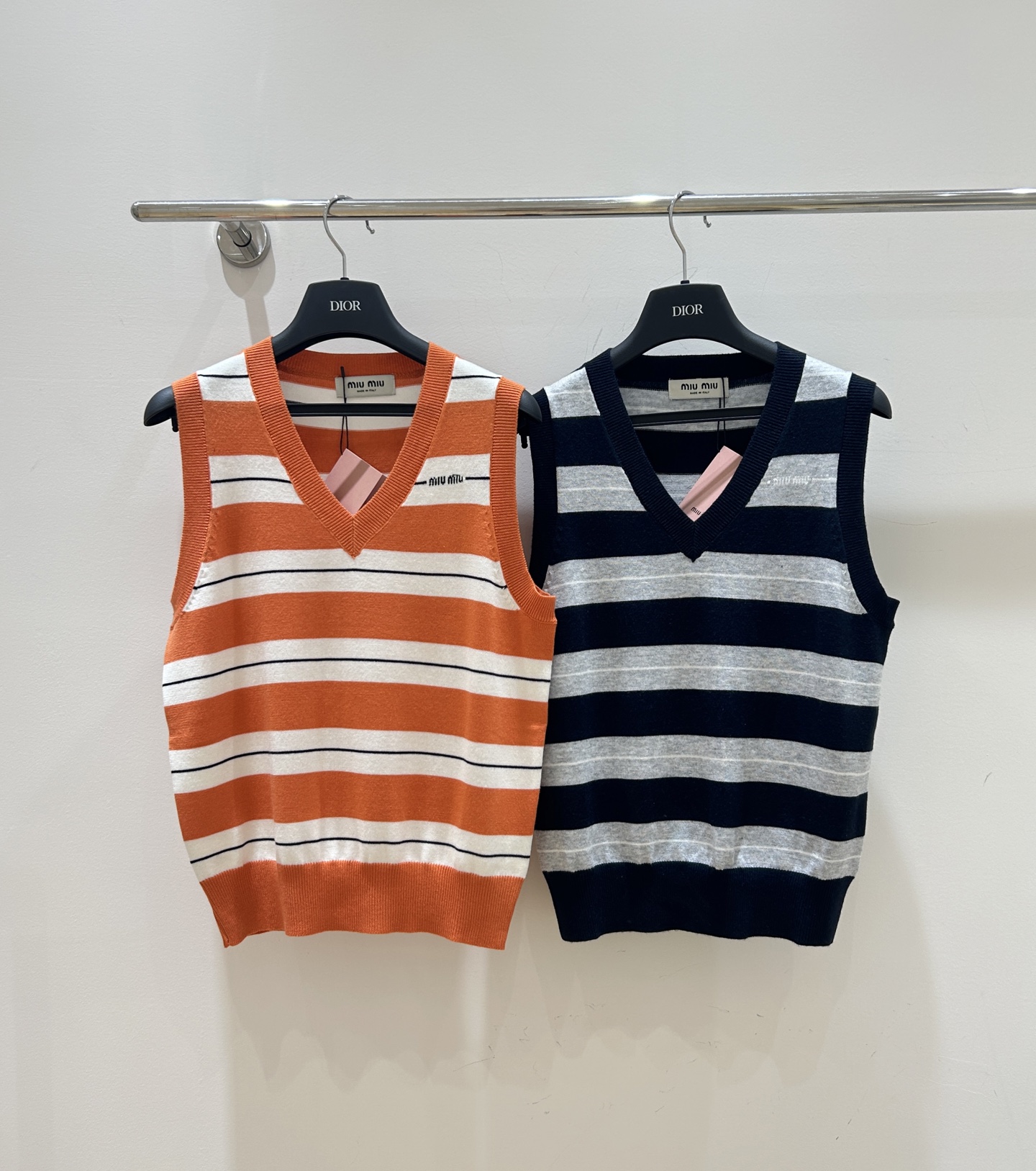 NO:495611,【New Express!  Miumiu autumn V-neck striped knitted vest] Simple V-neck design, classic striped elements, casual and versatile artifact!  It is excellent in single-layered wear, and it is easy to match the high-end feeling~ it is delivered in seconds, and the hand is slow!  Click the link to rush to unlock new fashionable autumn poses!  ,miumiu,alexander wang19860909【新款速递！Miumiu秋季V领条纹针织马甲】简约V领设计,经典条纹元素,休闲百搭神器！单穿叠穿都出彩,轻松搭出高级感～现货秒发,手慢无！戳链接抢购,解锁秋日时髦新姿势！,,miumiu,alexander wang,Women's clothing