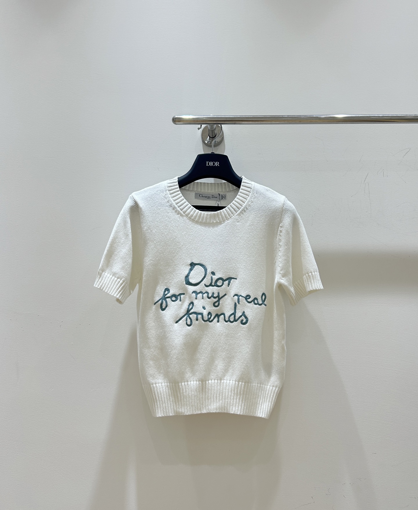 NO:563362,New autumn styles are coming!  】Dior's high-end letter embroidered round neck knitted short sleeves, simple design but full of versatile charm. Slim cut, full of style, easy to wear in a high-end style!  ,,dior,dior,T-shirt,alexander wang19860909秋季新款来袭！】迪奥Dior高级感字母刺绣圆领针织短袖,简约设计却尽显百搭魅力.显瘦剪裁,洋气十足,轻松穿出高级范儿！,,dior,dior,T-shirt,alexander wang,Women's clothing
