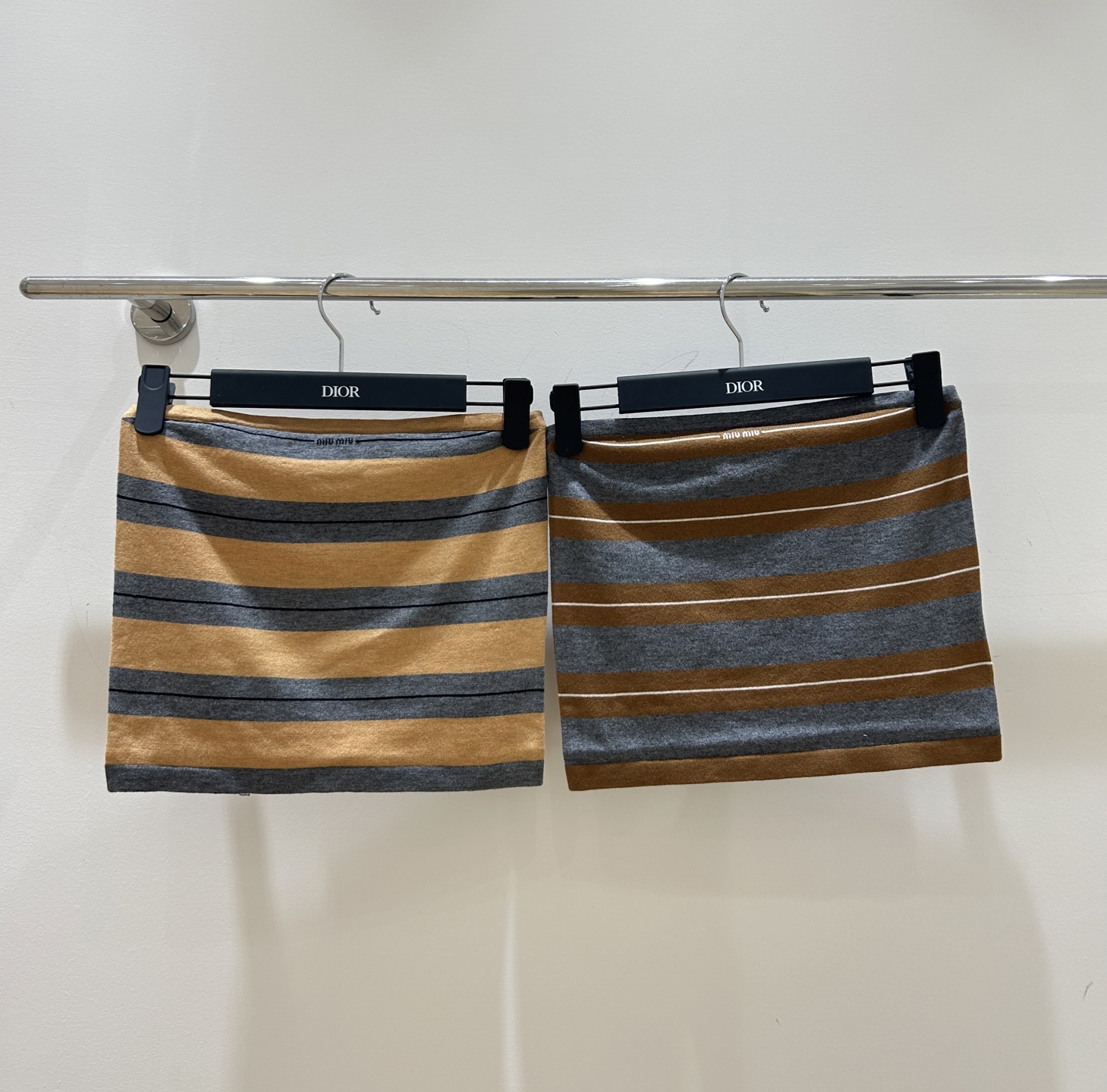 NO:564792,【New model is coming!  】Miumiu striped inter-color monogram jacquard tube top, simple but with a sense of luxury. Inter-color striped monogram jacquard, fashionable and individual, easy to handle various occasions, a must-have summer item!  ,,miumiu,alexander wang19860909【新款来袭！】Miumiu条纹间色字母提花抹胸,简约中透着高级感.间色条纹交织字母提花,时尚又个性,轻松驾驭各种场合,夏日必备单品！,,miumiu,alexander wang,Women's clothing