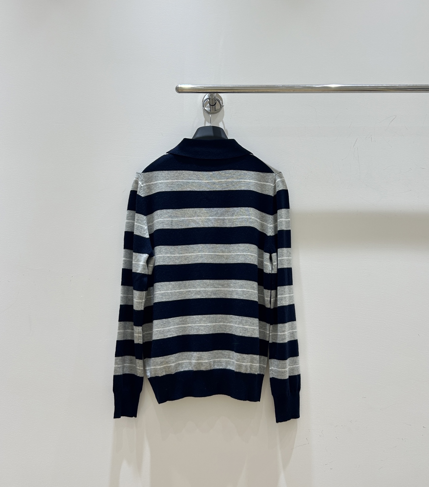 MIUMI 25秋冬新款 字母提花针织衫，藏蓝色条纹间色超吸睛。翻领设计，半开胸拉链，长袖款式，时尚又百