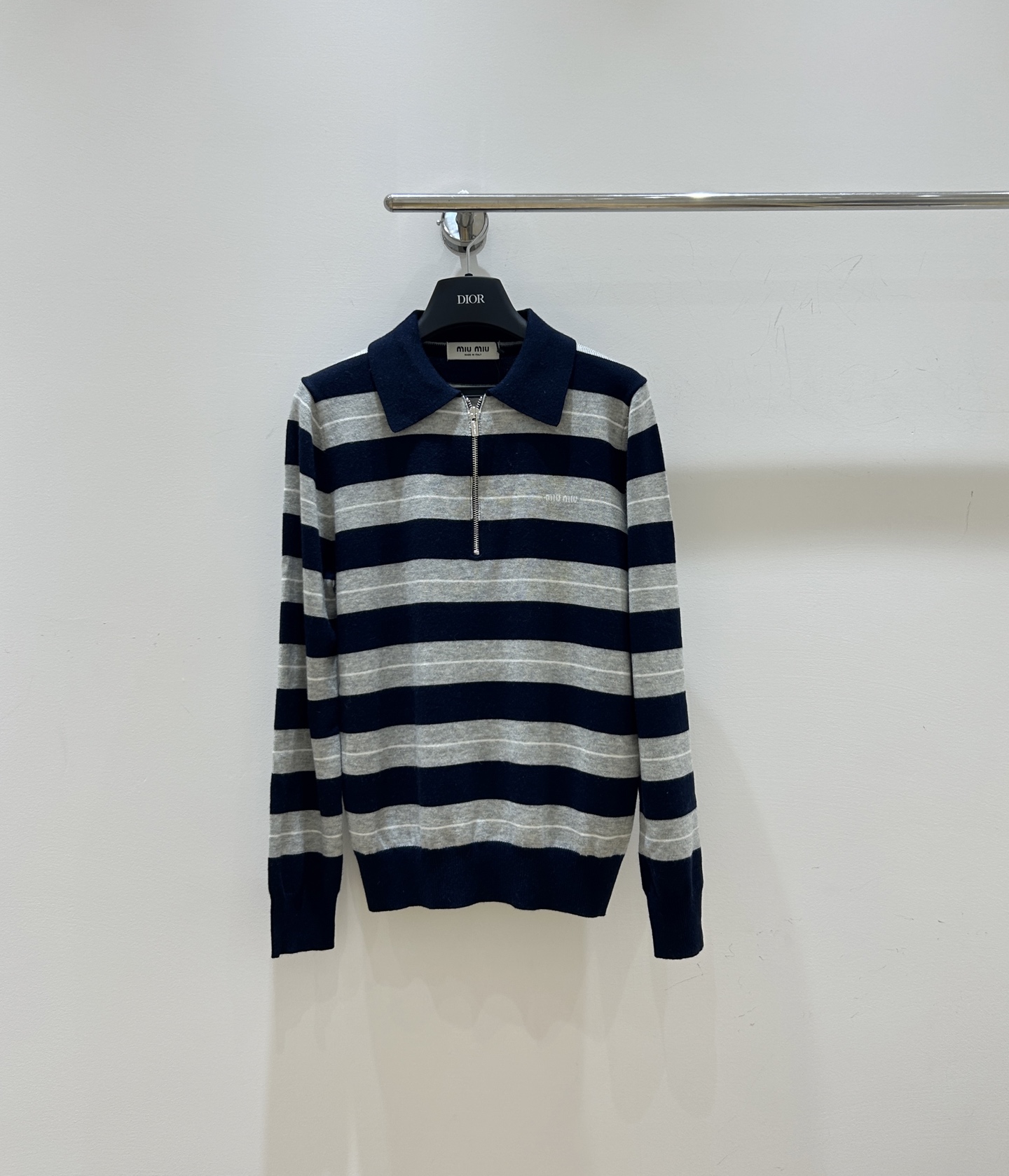 NO:506984,MIUMI 25 autumn and winter new style letter jacquard sweater, navy blue striped inter-color super eye-catching. Lapel design, half-open chest zipper, long-sleeved style, fashionable and versatile. Size sml, miumiu, alexander wang19860909MIUMI 25秋冬新款 字母提花针织衫,藏蓝色条纹间色超吸睛.翻领设计,半开胸拉链,长袖款式,时尚又百搭 码数sml,,miumiu,alexander wang,Women's clothing