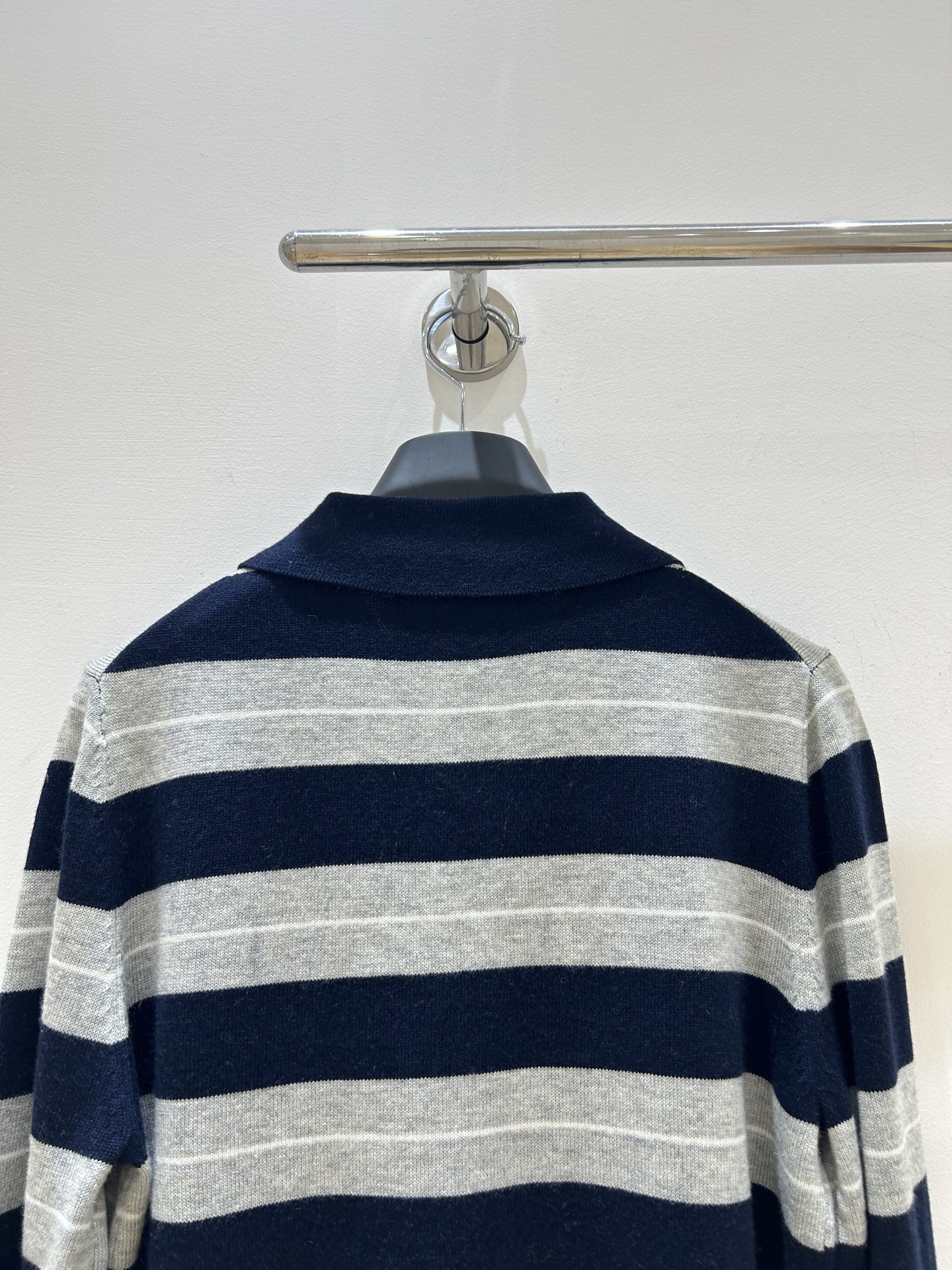 MIUMI 25秋冬新款 字母提花针织衫，藏蓝色条纹间色超吸睛。翻领设计，半开胸拉链，长袖款式，时尚又百