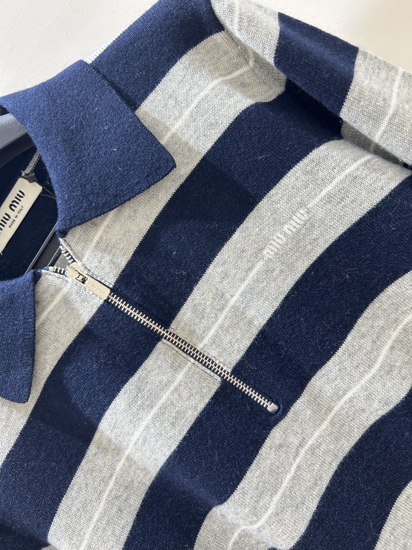 MIUMI 25秋冬新款 字母提花针织衫，藏蓝色条纹间色超吸睛。翻领设计，半开胸拉链，长袖款式，时尚又百
