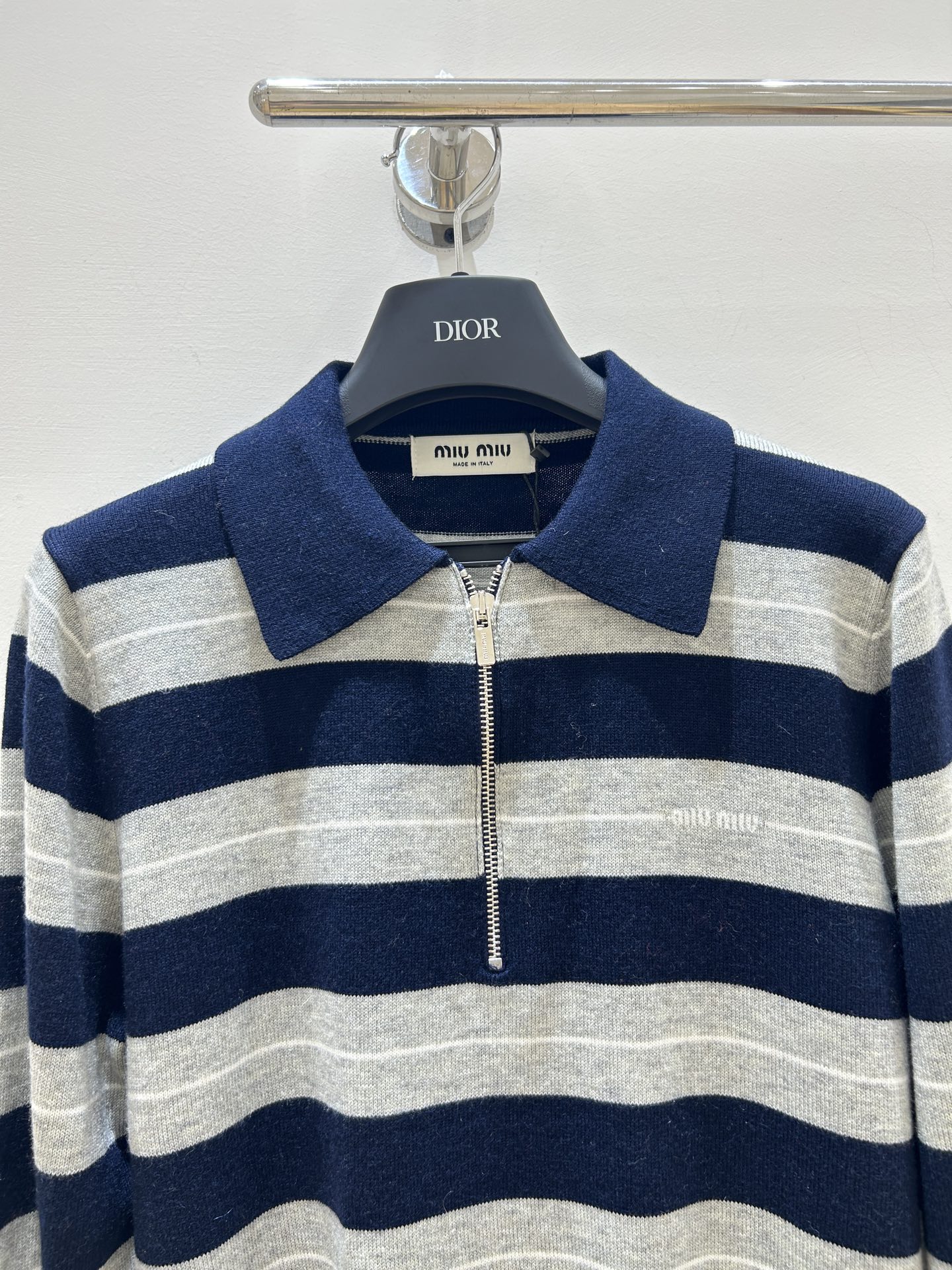 MIUMI 25秋冬新款 字母提花针织衫，藏蓝色条纹间色超吸睛。翻领设计，半开胸拉链，长袖款式，时尚又百