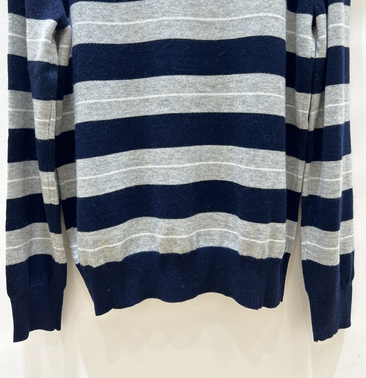 MIUMI 25秋冬新款 字母提花针织衫，藏蓝色条纹间色超吸睛。翻领设计，半开胸拉链，长袖款式，时尚又百