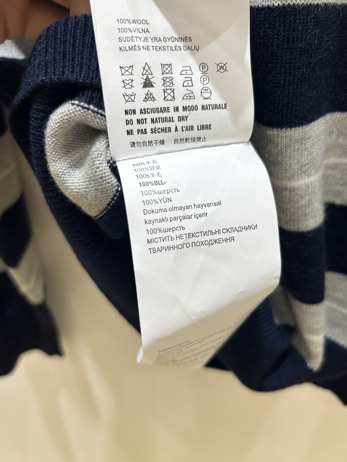 MIUMI 25秋冬新款 字母提花针织衫，藏蓝色条纹间色超吸睛。翻领设计，半开胸拉链，长袖款式，时尚又百