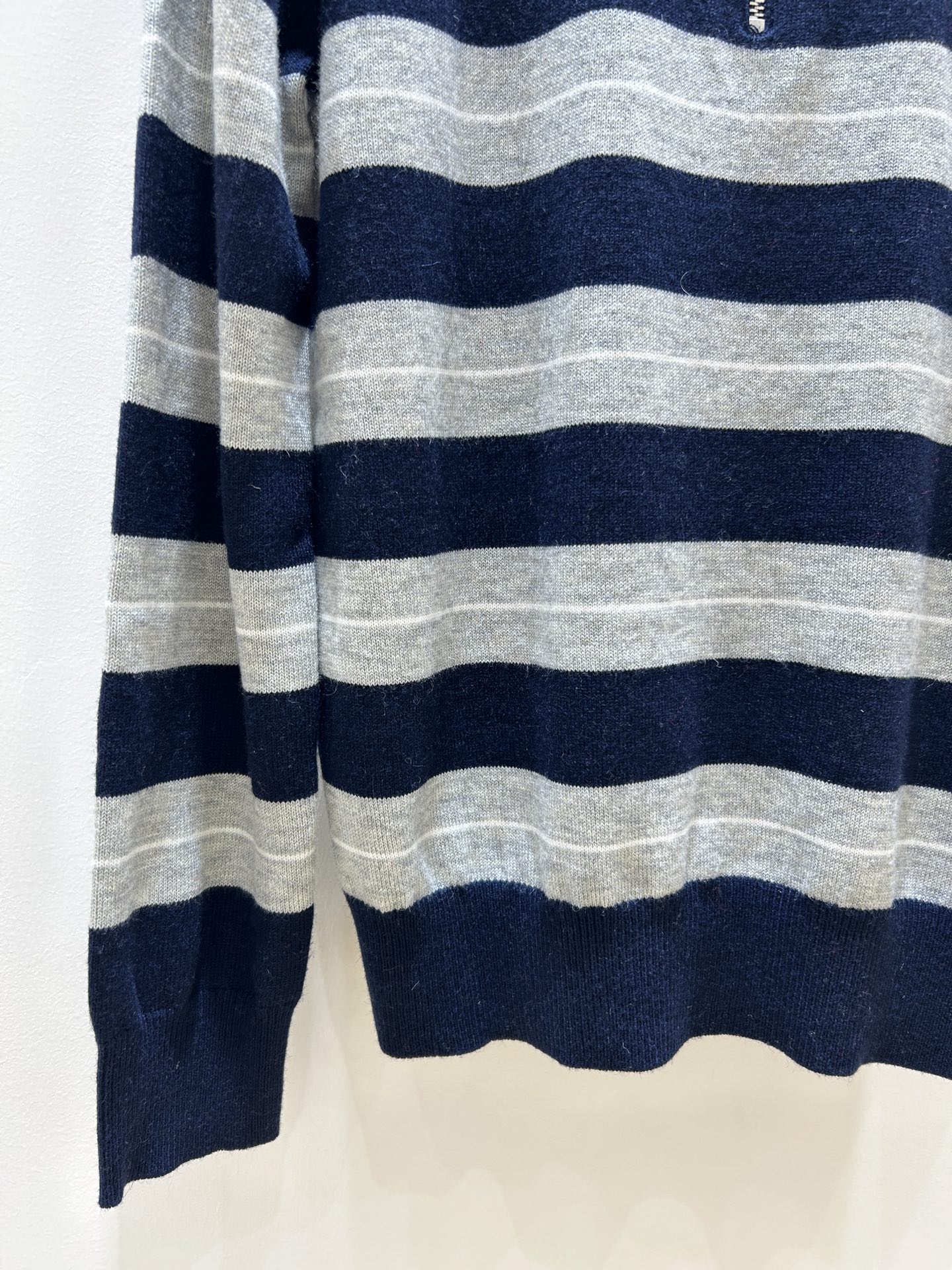 MIUMI 25秋冬新款 字母提花针织衫，藏蓝色条纹间色超吸睛。翻领设计，半开胸拉链，长袖款式，时尚又百