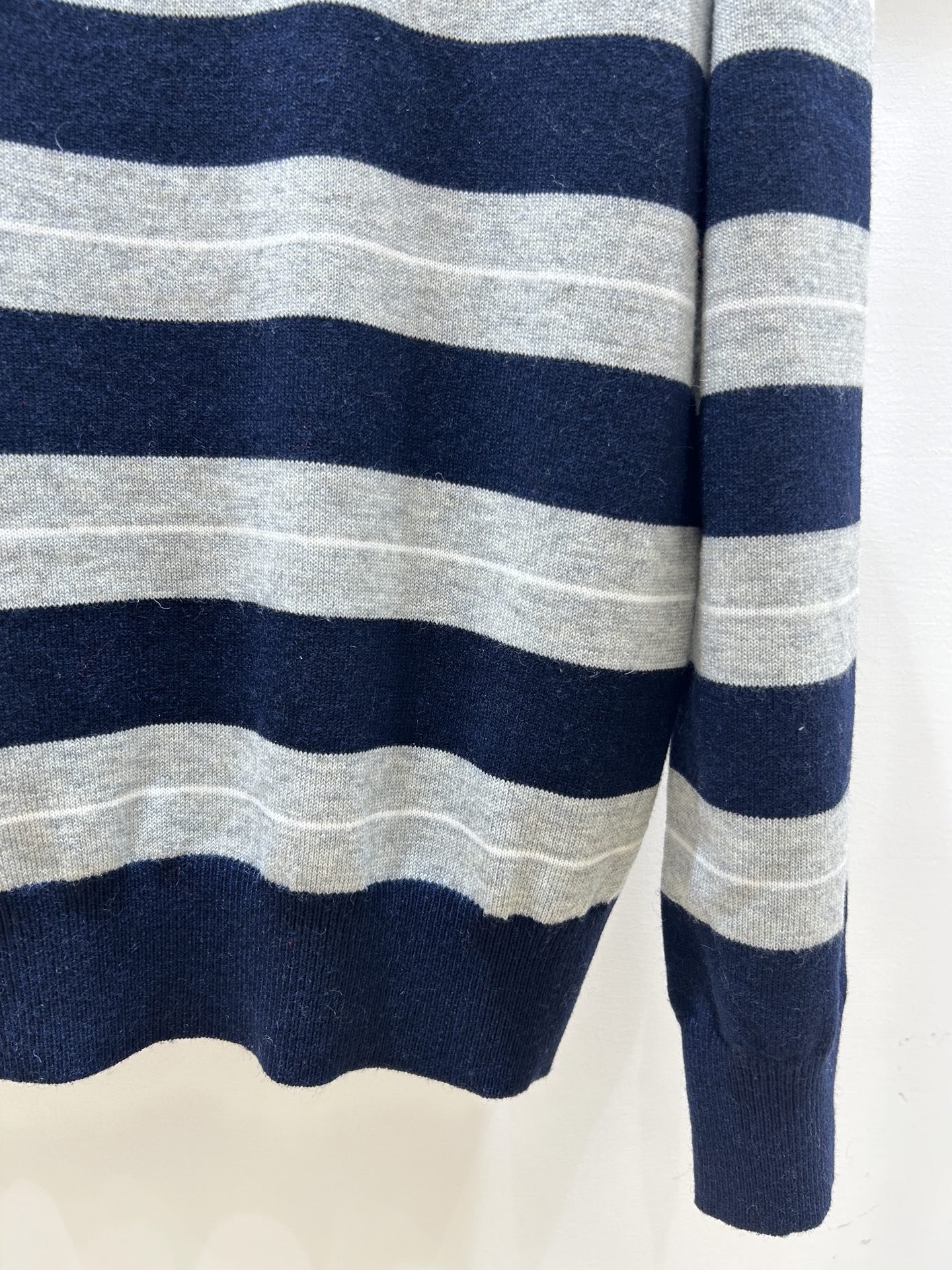 MIUMI 25秋冬新款 字母提花针织衫，藏蓝色条纹间色超吸睛。翻领设计，半开胸拉链，长袖款式，时尚又百