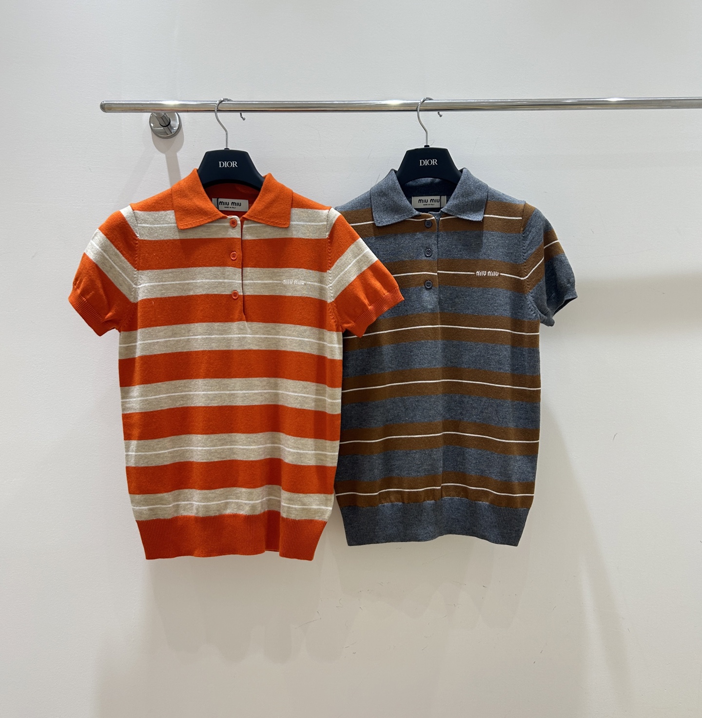 NO:502411,New styles are coming in stock!  Miumiu style French design academy full of sense, letter jacquard is super eye-catching, age-reducing contrasting lapels, striped knitted short sleeves, fashionable and playful, come and buy it quickly!  ,miumiu,T-shirt,alexander wang19860909新款现货来啦！miumiu风法式设计学院感满满,字母提花超吸睛,减龄撞色翻领,条纹针织短袖,时尚又俏皮,速来抢购！,,miumiu,T-shirt,alexander wang,Women's clothing