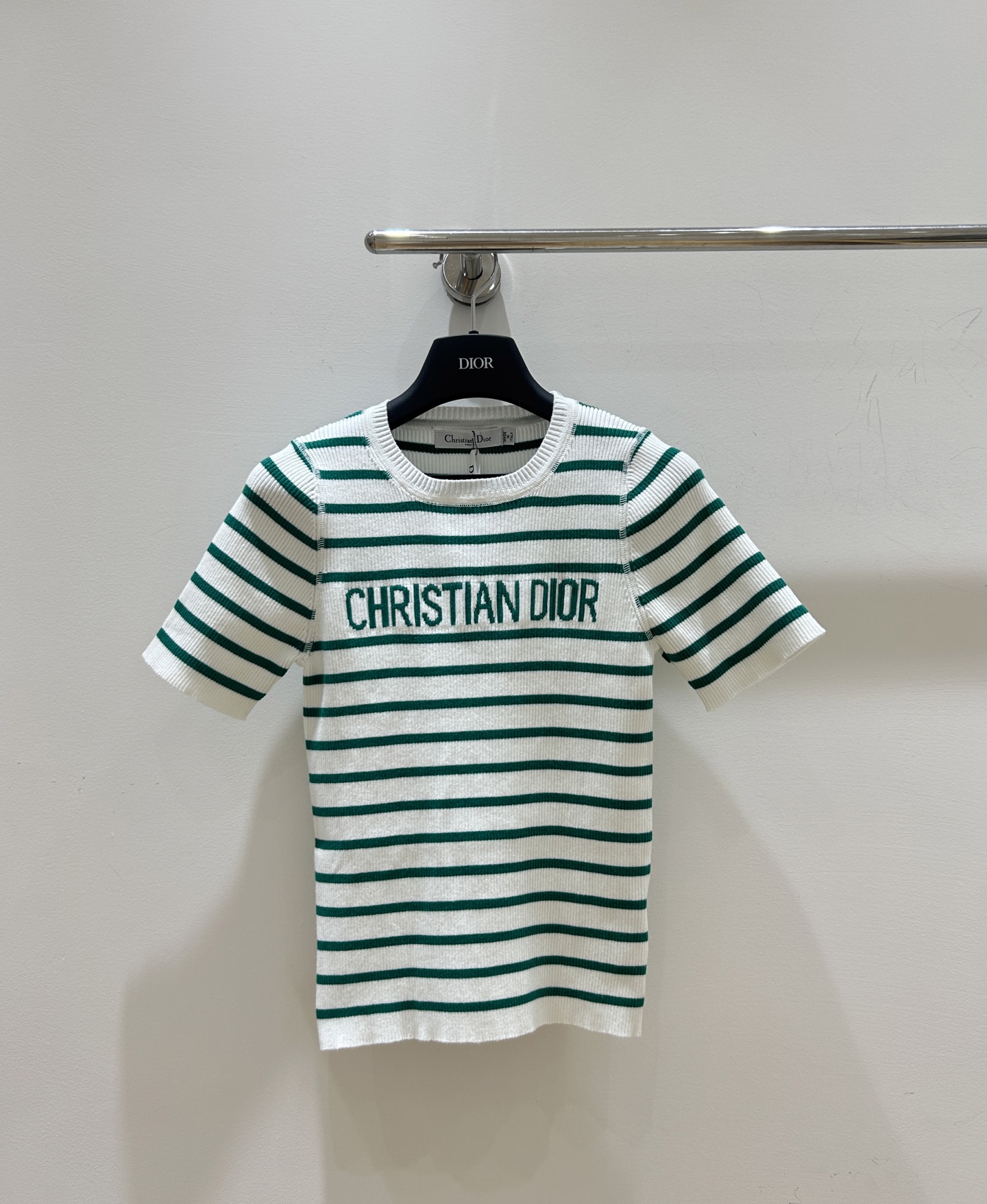 NO:502410,New favorite in summer!  Dior striped letter jacquard short-sleeved, round neck design refreshingly launched. Short-sleeved style, fashionable striped fusion brand letters, hot-selling spot, so come and buy it quickly!  ,dior,dior,T-shirt,alexander wang19860909夏日新宠！迪奥Dior条纹字母提花短袖,圆领设计清爽上线.短袖款式,时尚条纹融合品牌字母,现货热销中,速来抢购！,,dior,dior,T-shirt,alexander wang,Women's clothing