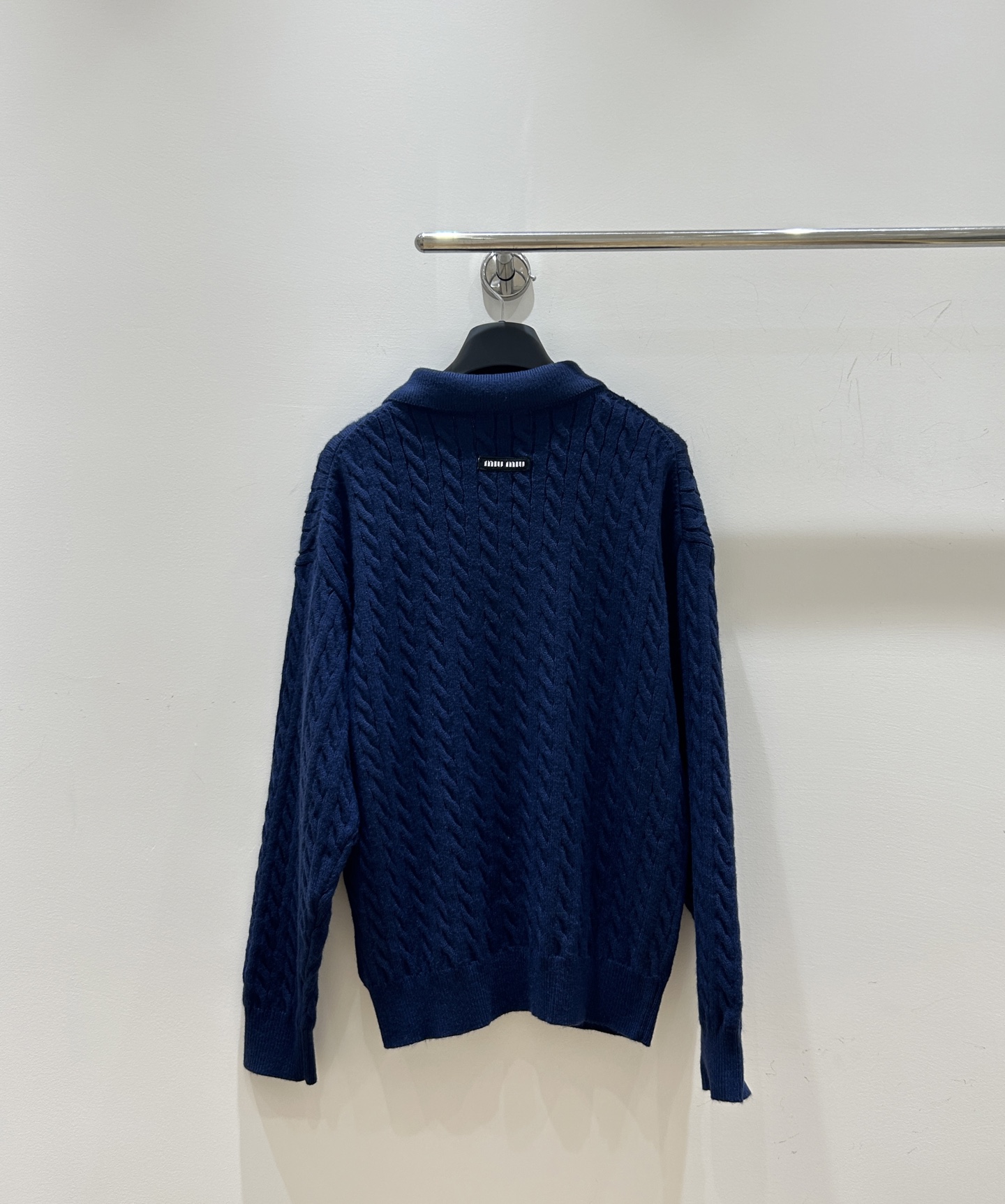 MIUMI 25秋冬新款 深蓝色V领麻花翻领针织毛衣，宽松版型尽显慵懒松弛感。加厚设计，保暖又高级，穿上