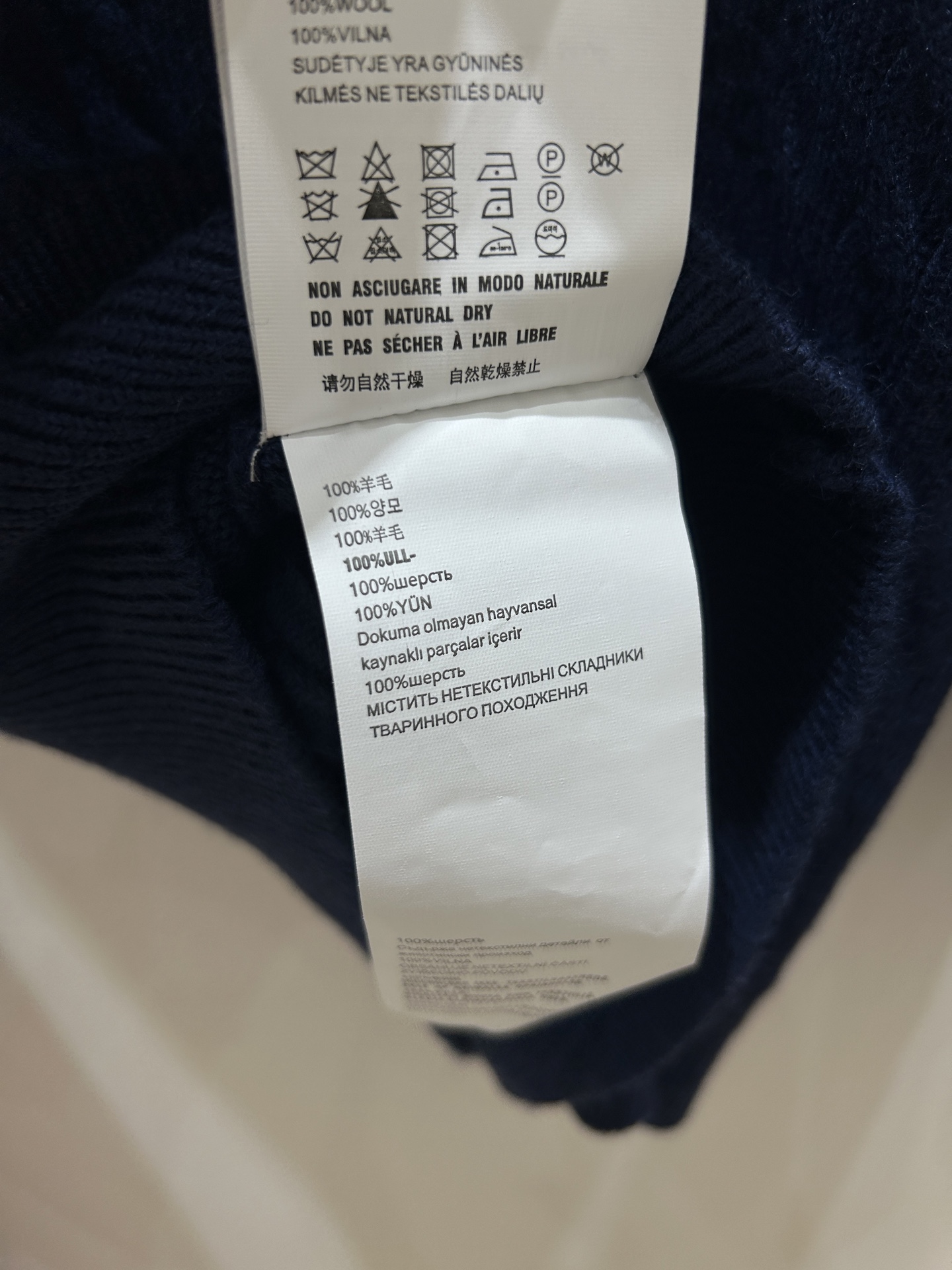 MIUMI 25秋冬新款 深蓝色V领麻花翻领针织毛衣，宽松版型尽显慵懒松弛感。加厚设计，保暖又高级，穿上