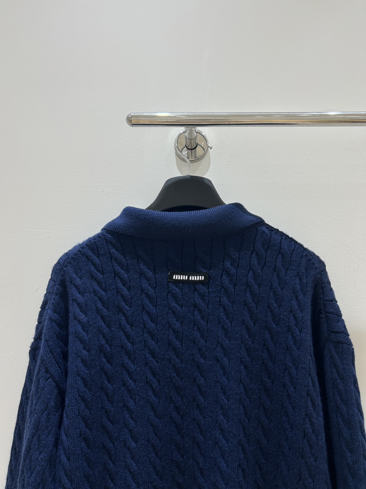 MIUMI 25秋冬新款 深蓝色V领麻花翻领针织毛衣，宽松版型尽显慵懒松弛感。加厚设计，保暖又高级，穿上