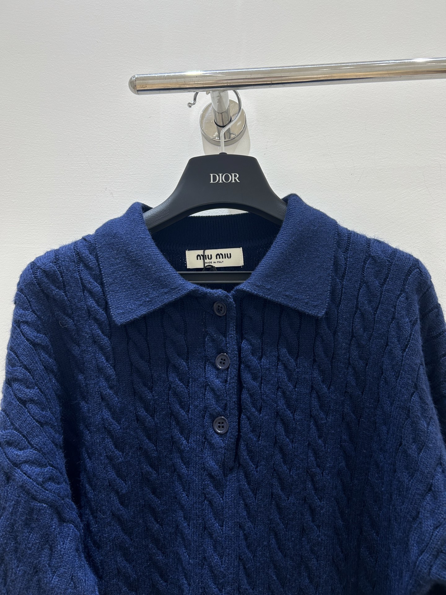 MIUMI 25秋冬新款 深蓝色V领麻花翻领针织毛衣，宽松版型尽显慵懒松弛感。加厚设计，保暖又高级，穿上