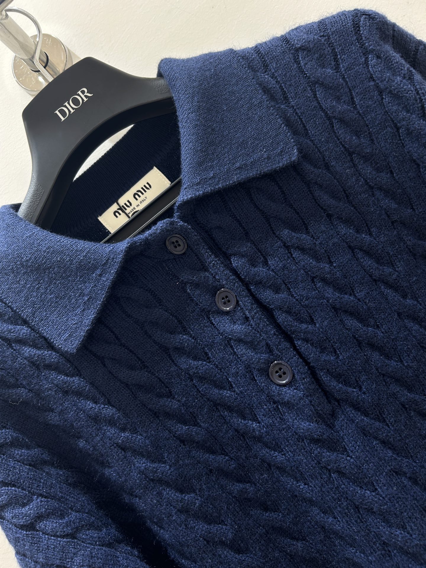 MIUMI 25秋冬新款 深蓝色V领麻花翻领针织毛衣，宽松版型尽显慵懒松弛感。加厚设计，保暖又高级，穿上