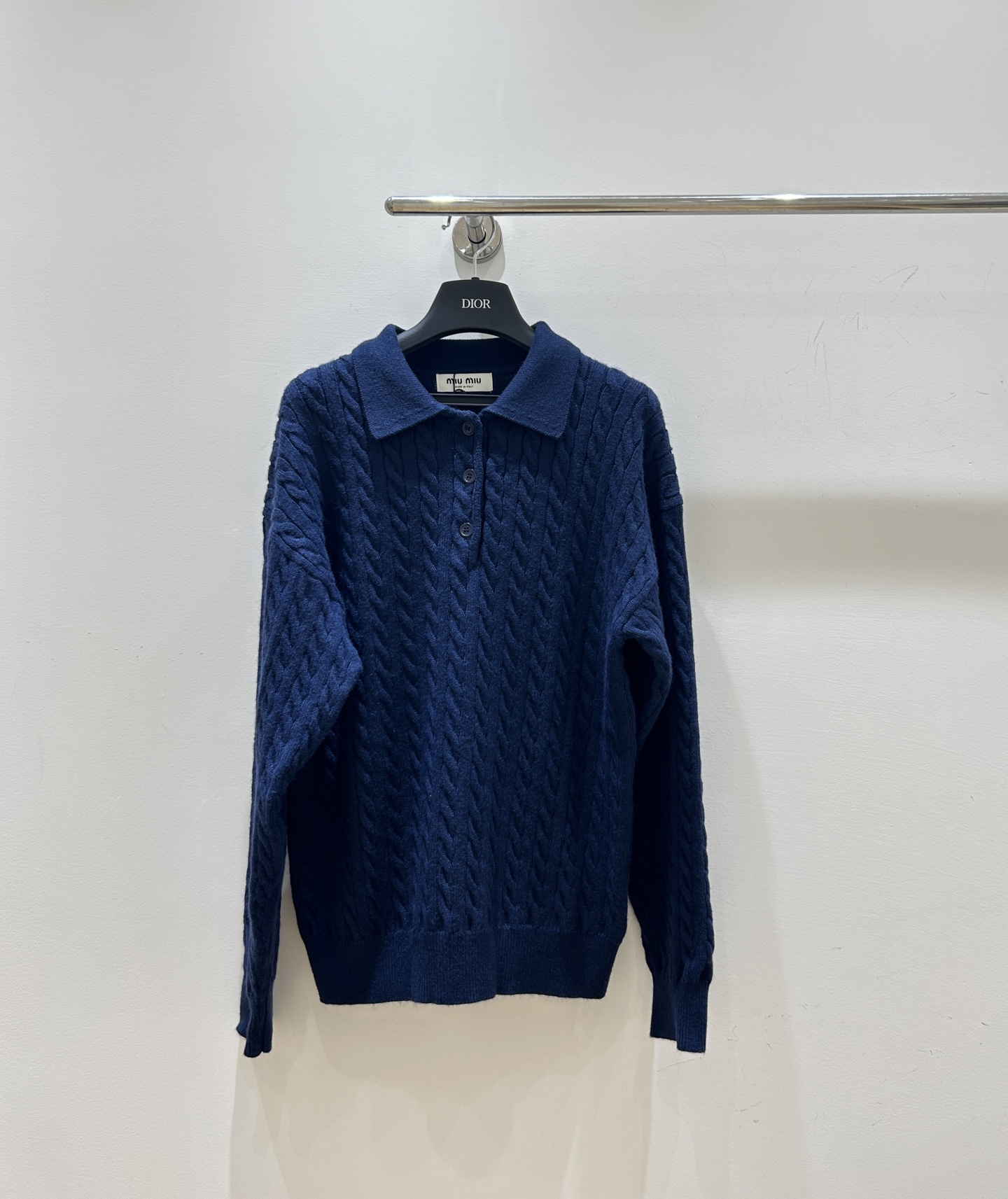 NO:506964,MIUMI 25 autumn and winter new style dark blue V-neck twisted lapel knitted sweater, loose style shows a lazy and relaxed feeling. Thickened design, warm and high-end, instantly becoming fashionable focus when worn. Size sml, miumiu, sweaters, alexander wang19860909MIUMI 25秋冬新款 深蓝色V领麻花翻领针织毛衣,宽松版型尽显慵懒松弛感.加厚设计,保暖又高级,穿上秒变时尚焦点 码数sml,,miumiu,sweaters,alexander wang,Women's clothing