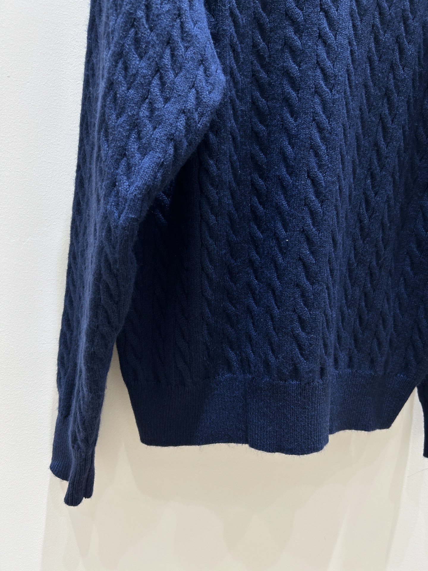 MIUMI 25秋冬新款 深蓝色V领麻花翻领针织毛衣，宽松版型尽显慵懒松弛感。加厚设计，保暖又高级，穿上