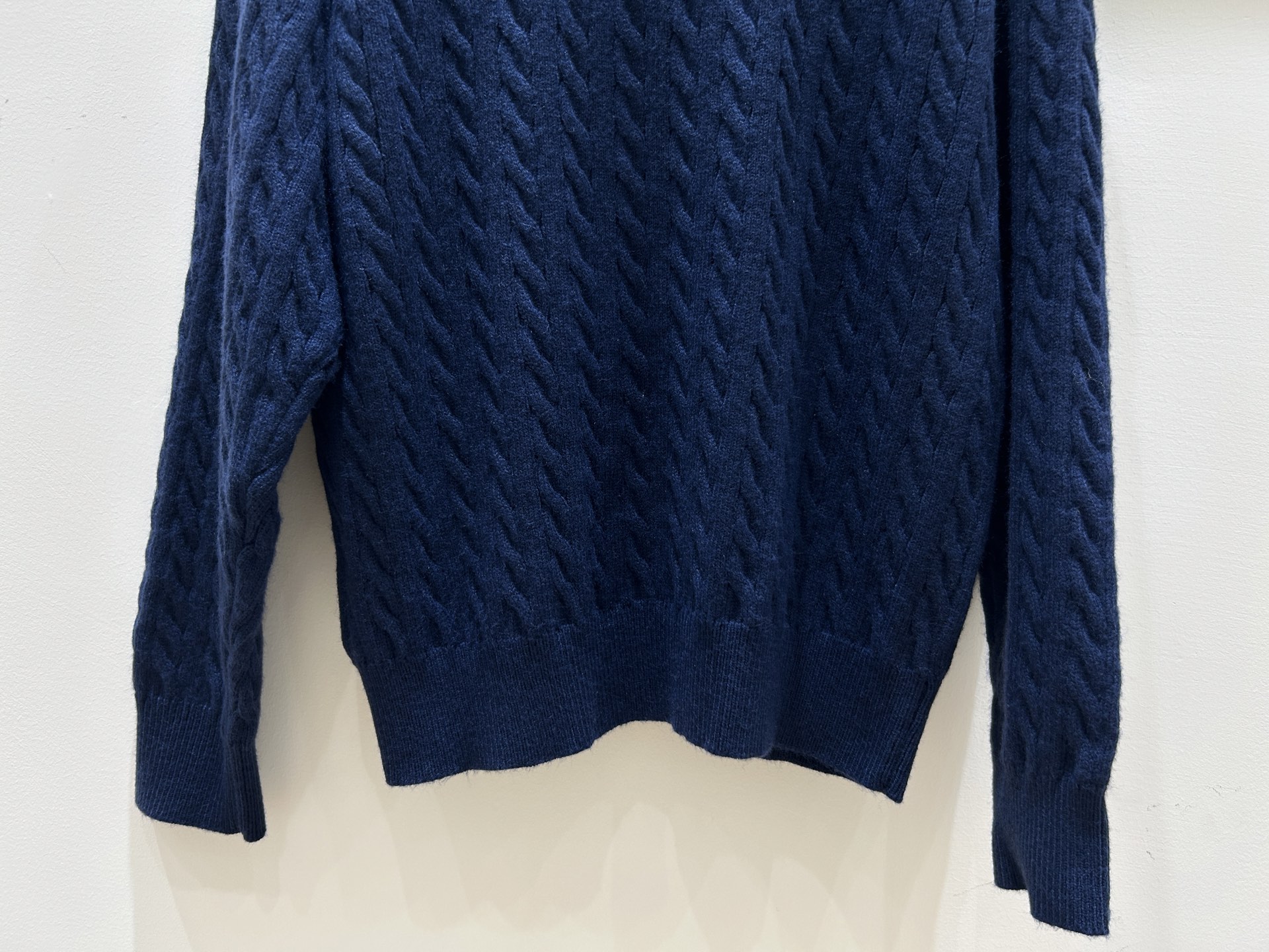 MIUMI 25秋冬新款 深蓝色V领麻花翻领针织毛衣，宽松版型尽显慵懒松弛感。加厚设计，保暖又高级，穿上