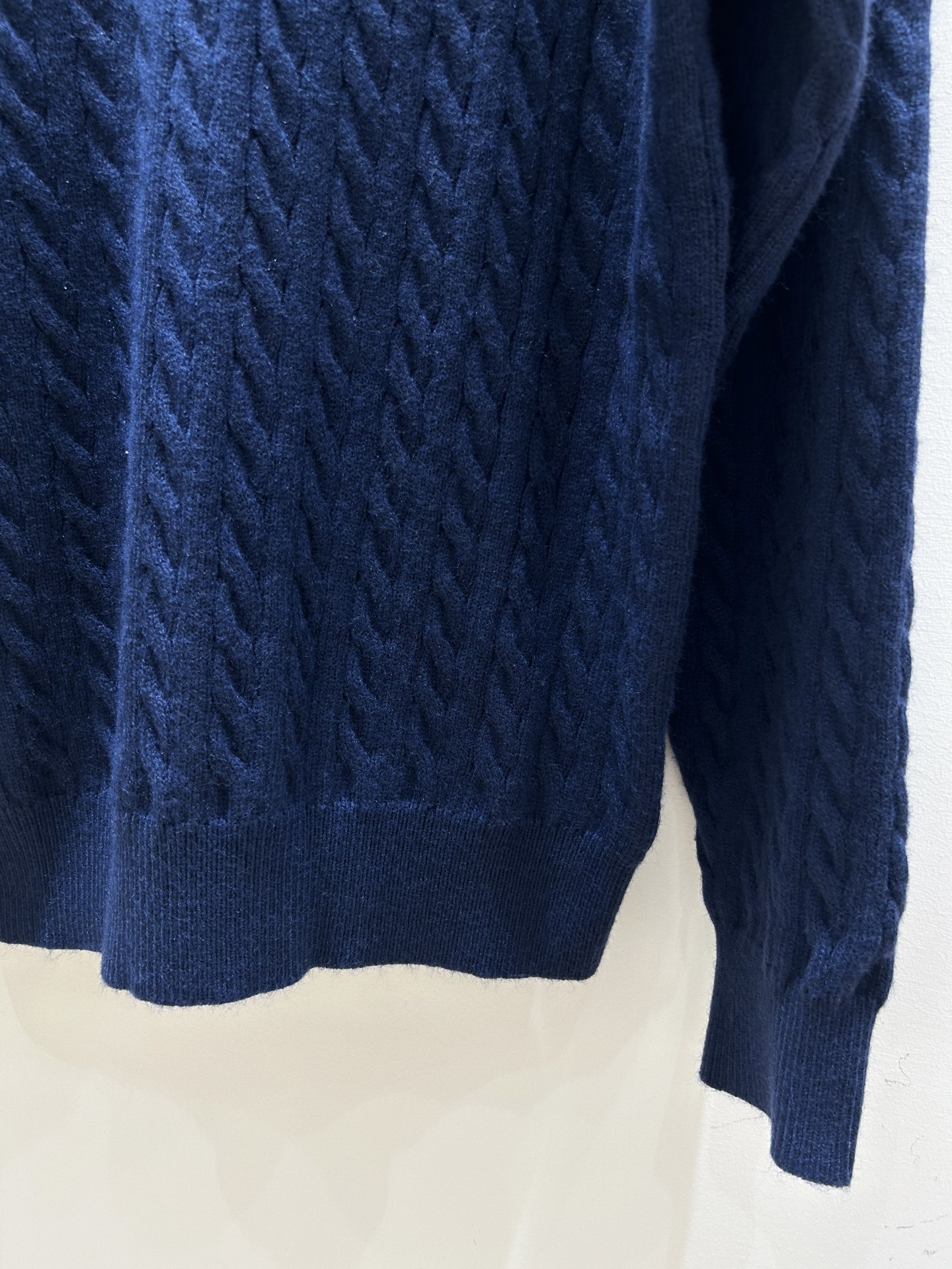 MIUMI 25秋冬新款 深蓝色V领麻花翻领针织毛衣，宽松版型尽显慵懒松弛感。加厚设计，保暖又高级，穿上