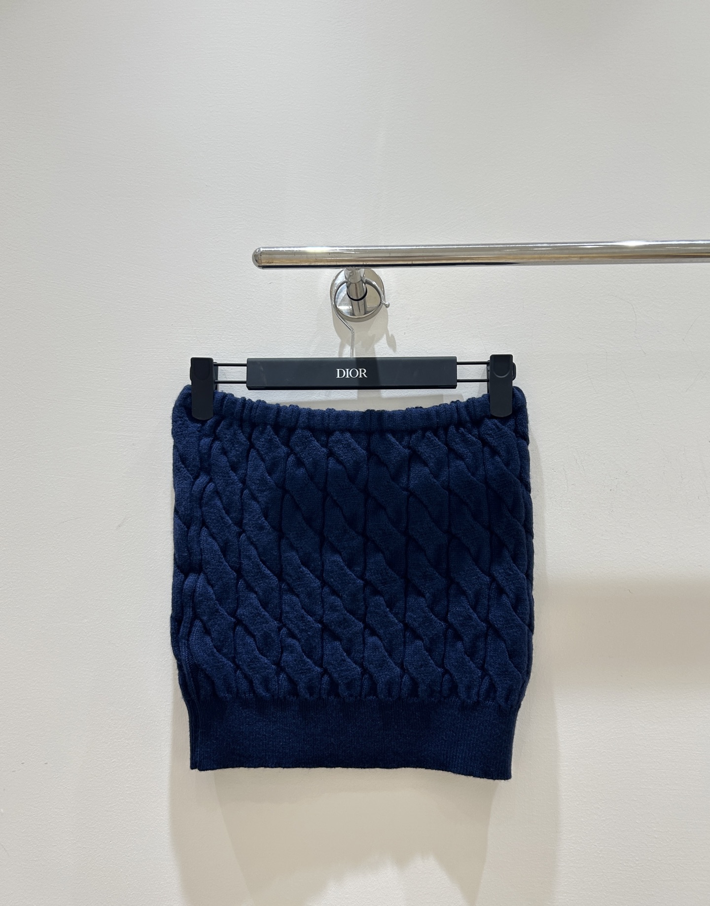 NO:502408,New autumn and winter models are coming!  This miumiu letter logo dark blue twist knitted strapless strap is full of high-end feel. The loose style is lazy and relaxed, thickened material, warm and fashionable, so plant grass quickly!  ,miumiu,alexander wang19860909秋冬新款来袭！这款 miumiu字母徽标深蓝色麻花针织抹胸,尽显高级感.宽松版型,慵懒松弛,加厚材质,温暖又时髦,速来种草！,,miumiu,alexander wang,Women's clothing