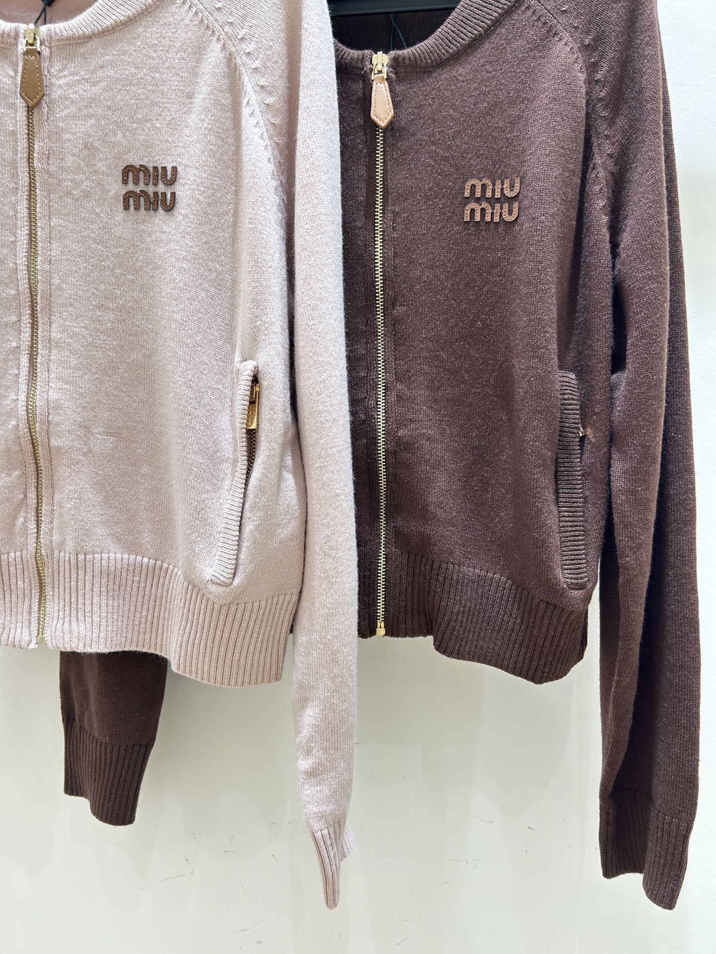 MIUMI 25秋冬新款 短款针织拉链开衫 这款超绝，休闲又百搭。字母贴布设计超吸睛，时尚感拉满，轻松穿