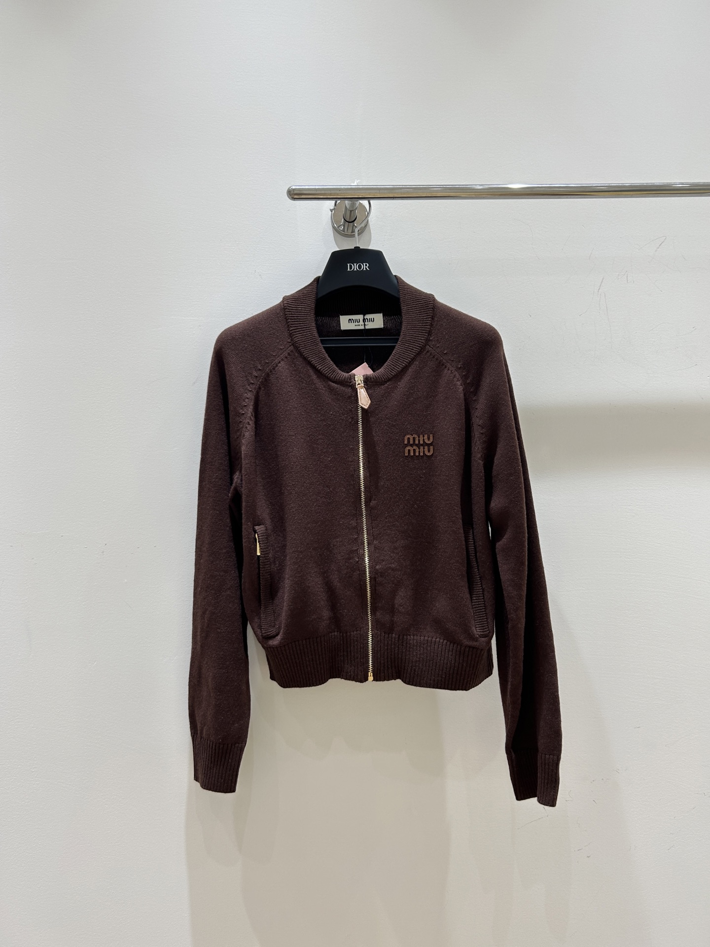 MIUMI 25秋冬新款 短款针织拉链开衫 这款超绝，休闲又百搭。字母贴布设计超吸睛，时尚感拉满，轻松穿